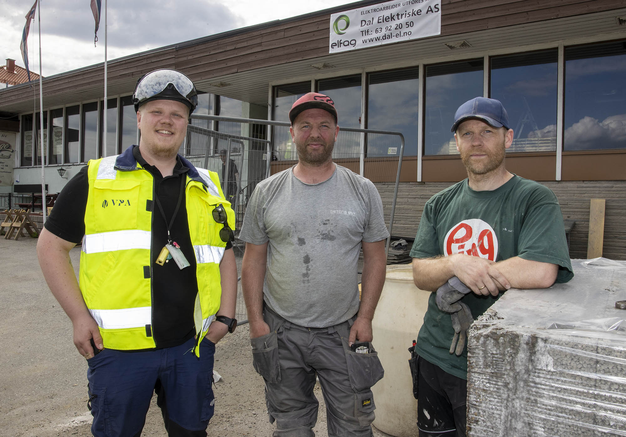 Fra venstre prosjektleder Jonas Johnstad, samt murerne Stian Fredriksen og Audun Fredriksen Fra venstre prosjektleder Jonas Johnstad, samt murerne Stian Fredriksen og Audun Fredriksen