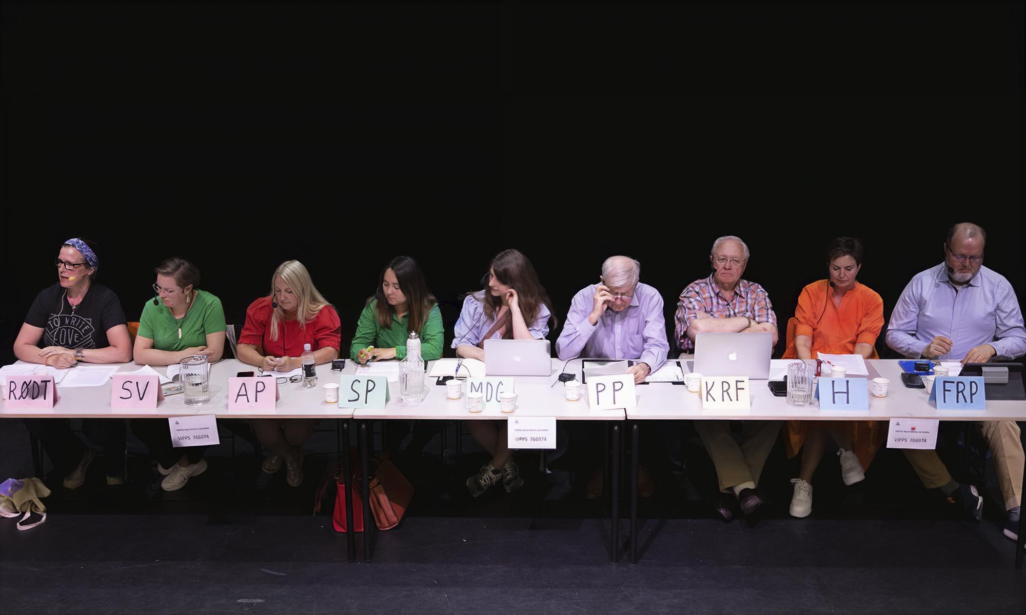 Fra venstre Randi Askevold Holmelid (Rødt), Annette Solberg (SV), Hege Svendsen (A), Linn Suktamuk-Rygg (SP), Kristin Seim Buflod (MDG), Petter Magne Engebretsen (Pensjonistpartiet), John Granly (KrF), Nina Kristengård (H) og Øyvind Blakset (FrP) Fra venstre Randi Askevold Holmelid (Rødt), Annette Solberg (SV), Hege Svendsen (A), Linn Suktamuk-Rygg (SP), Kristin Seim Buflod (MDG), Petter Magne Engebretsen (Pensjonistpartiet), John Granly (KrF), Nina Kristengård (H) og Øyvind Blakset (FrP)