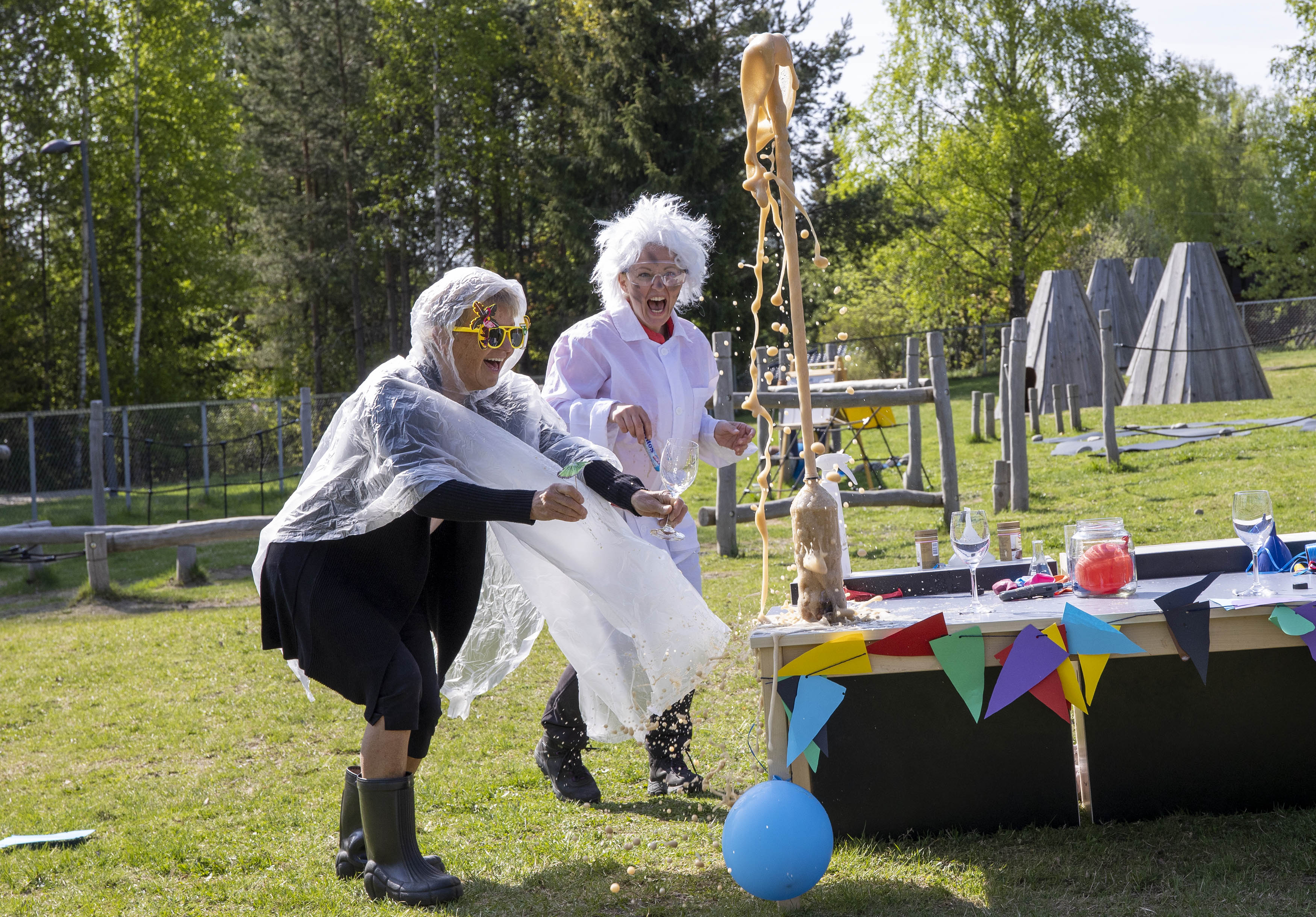 Tidligere styrer ved Råholtbråtan barnehage Ellen Dritina i fri dressur sammen med Ivana Erceg
