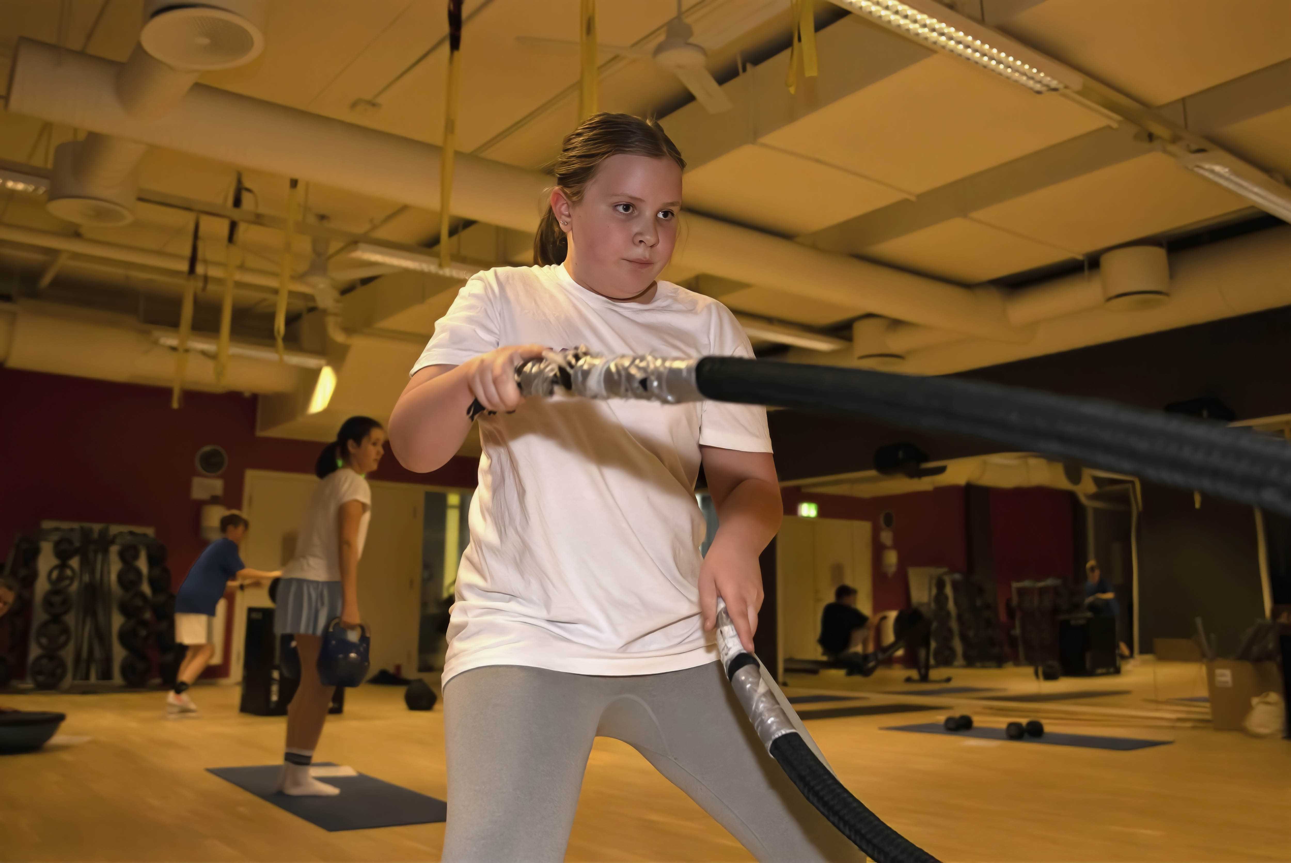 10 år gamle Amine Trulsrud fra Råholt jobber med tauene. - Dette er kjemeptungt, men gøy! 10 år gamle Amine Trulsrud fra Råholt jobber med tauene. - Dette er kjemeptungt, men gøy!