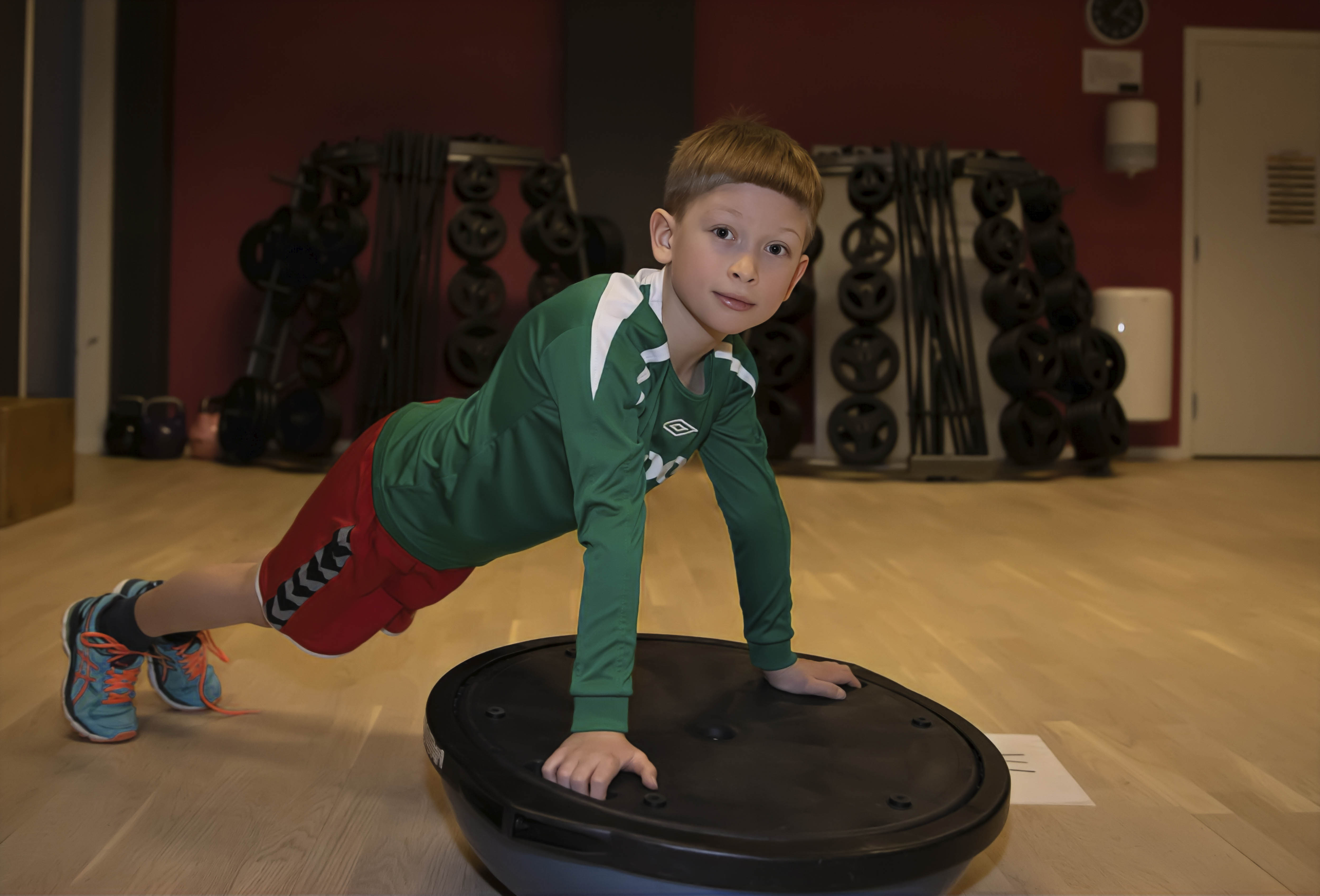 9 år gamle Theo Båheim Sørensen fra Dal kan holde balansen samtidig som han ser på fotografen 9 år gamle Theo Båheim Sørensen fra Dal kan holde balansen samtidig som han ser på fotografen