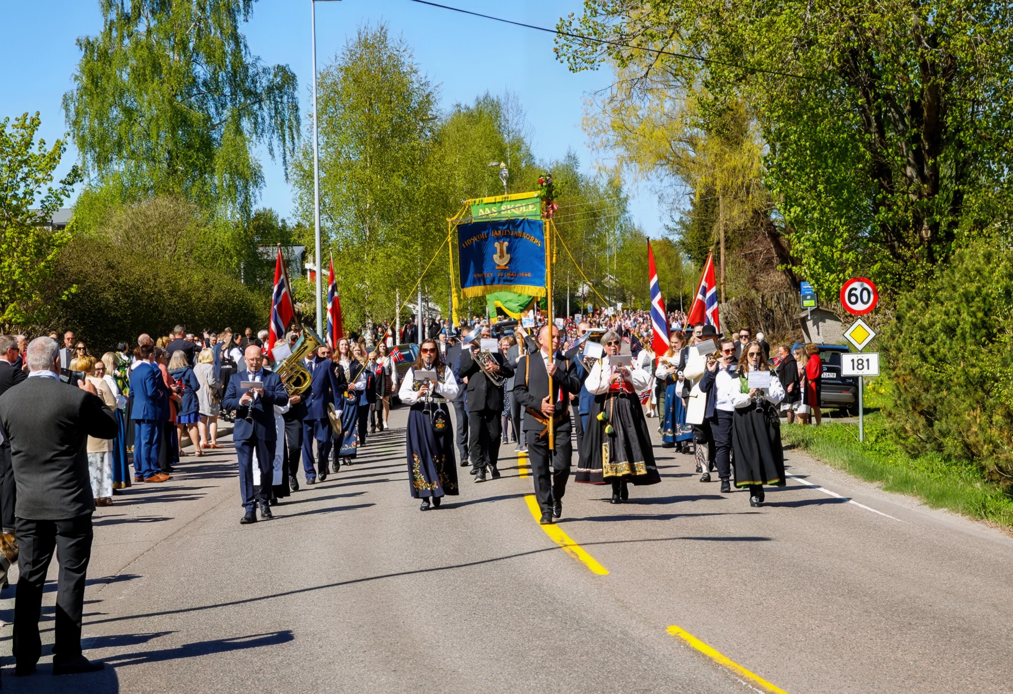 17. mai 2022 - da toget gikk fra skolene og TIL Tingvoll