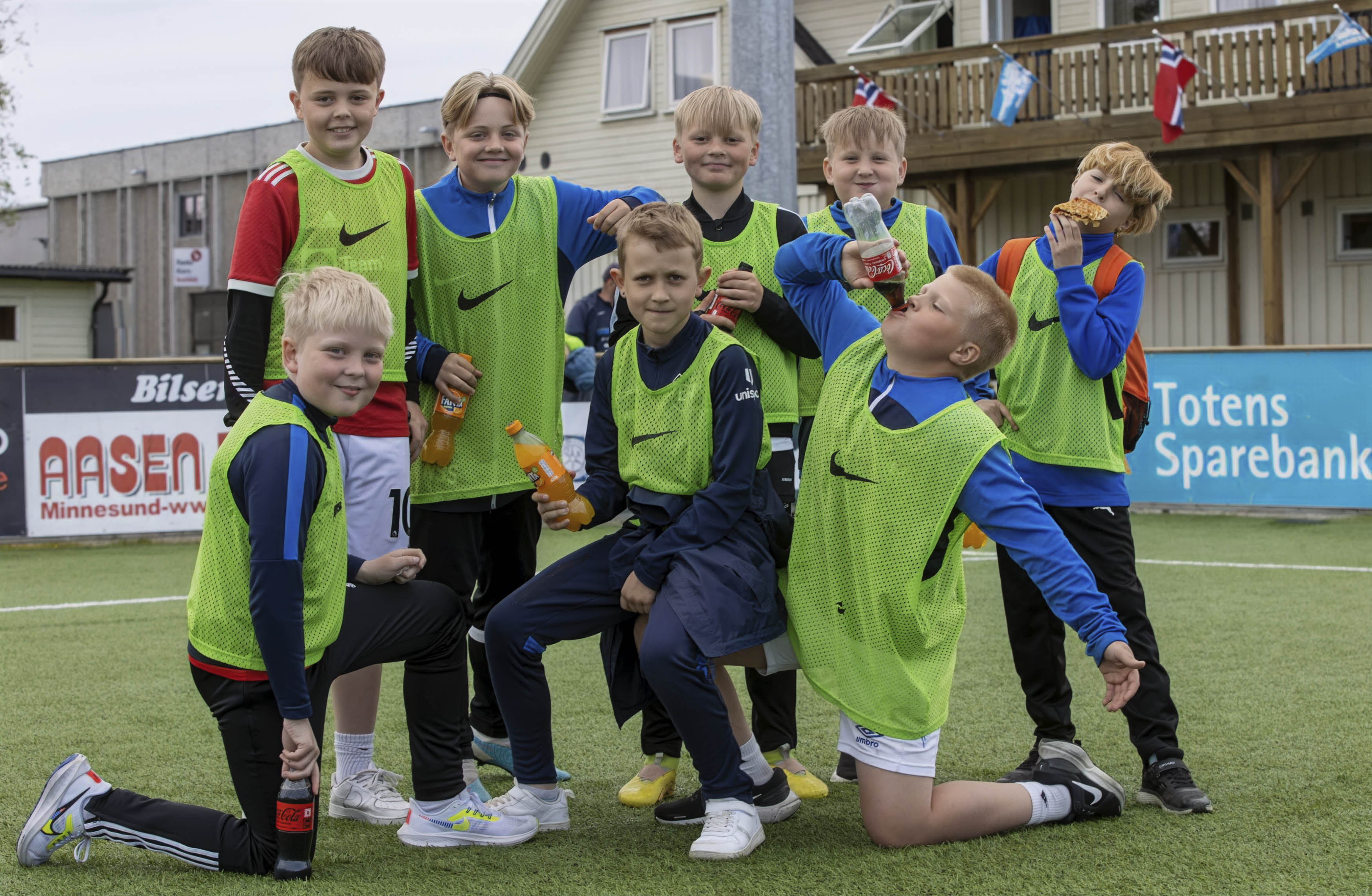 En av fordelene med å være ballhenter er at man får bevertning i pausen En av fordelene med å være ballhenter er at man får bevertning i pausen
