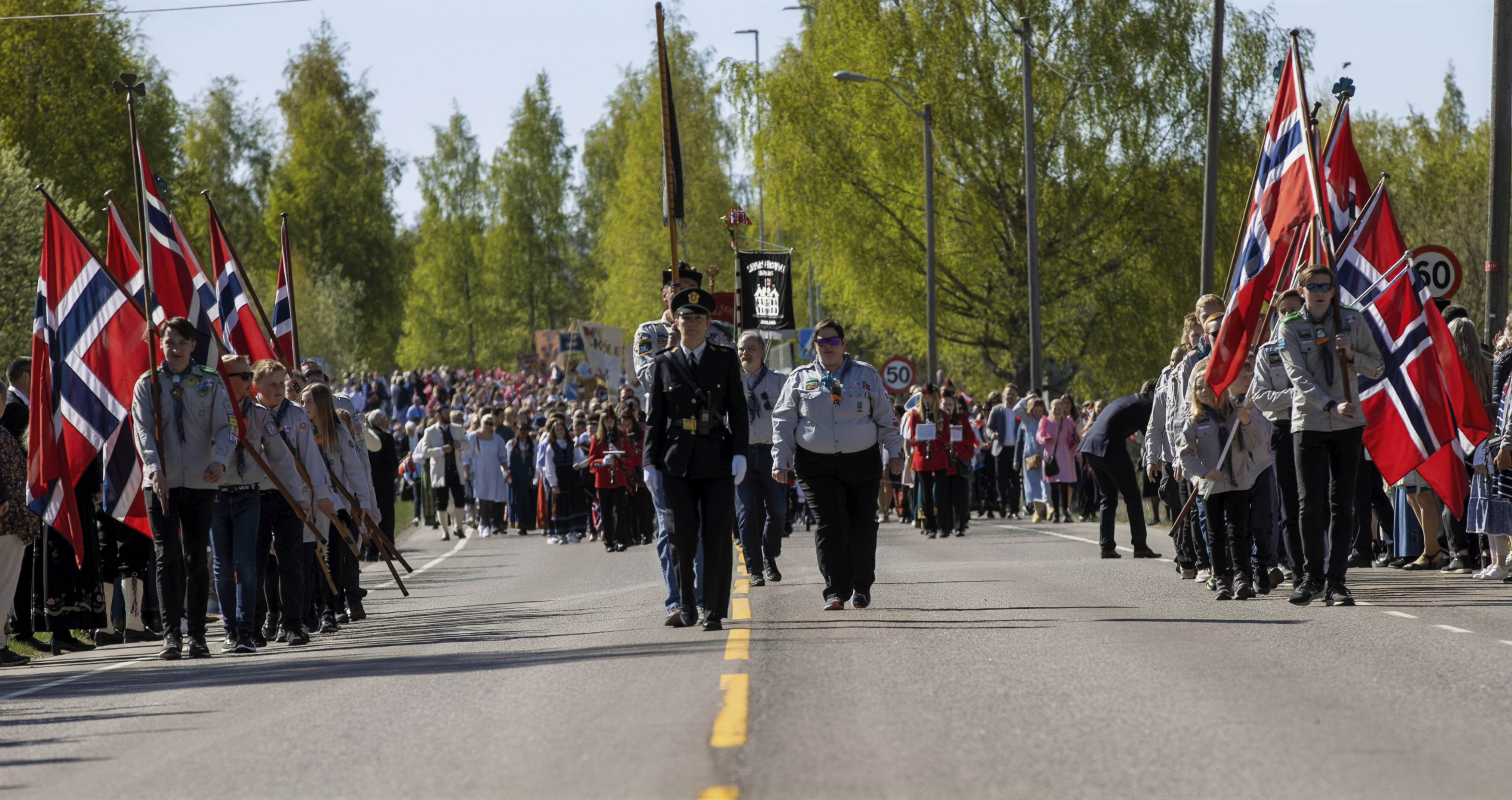 Politiet samt 3. og 5. Eidsvoll speidergruppe går først i barnetoget i Sørbygda
