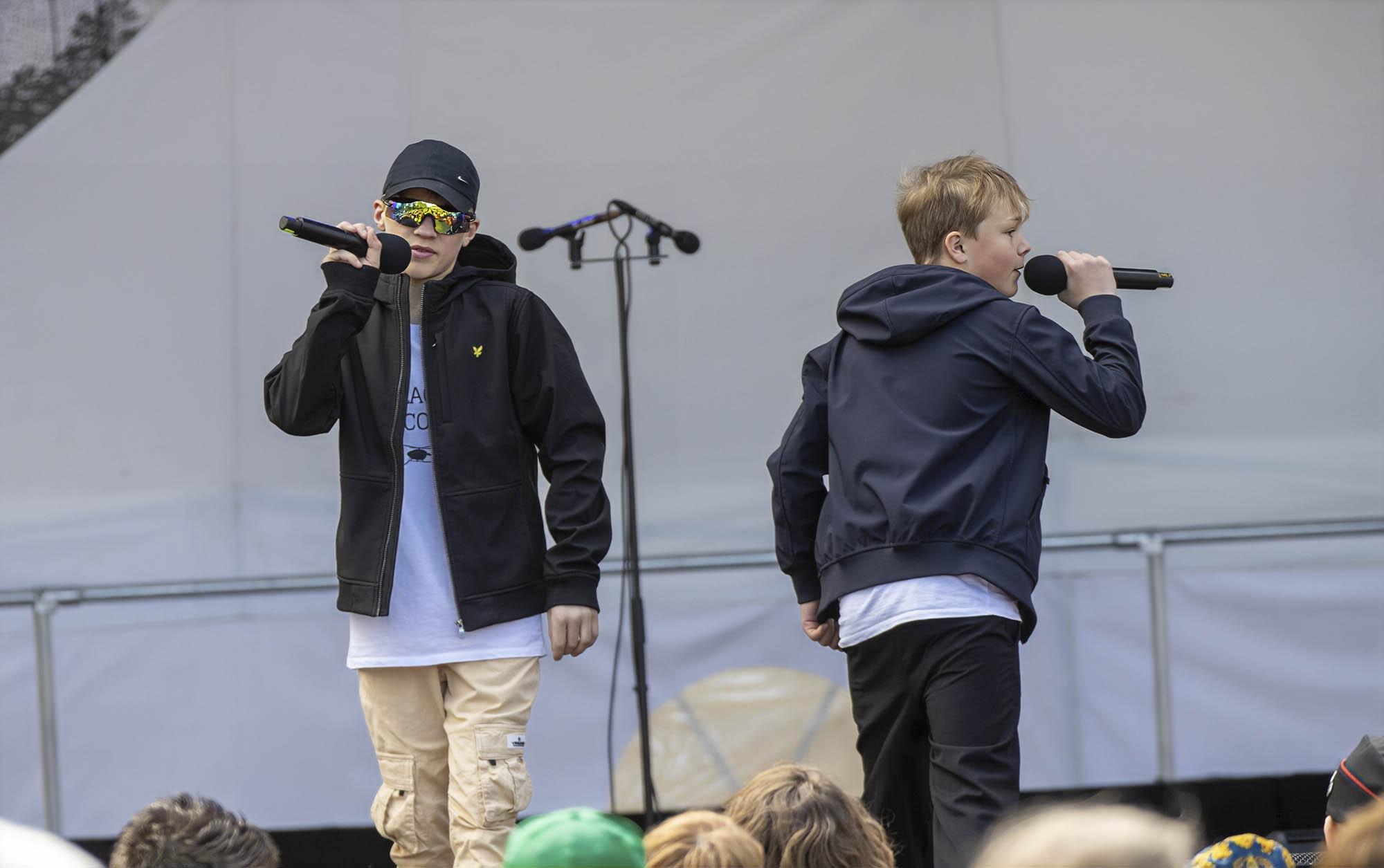 Cato og Sander i Black Helicopter imponerte på scenen i parken 17. mai