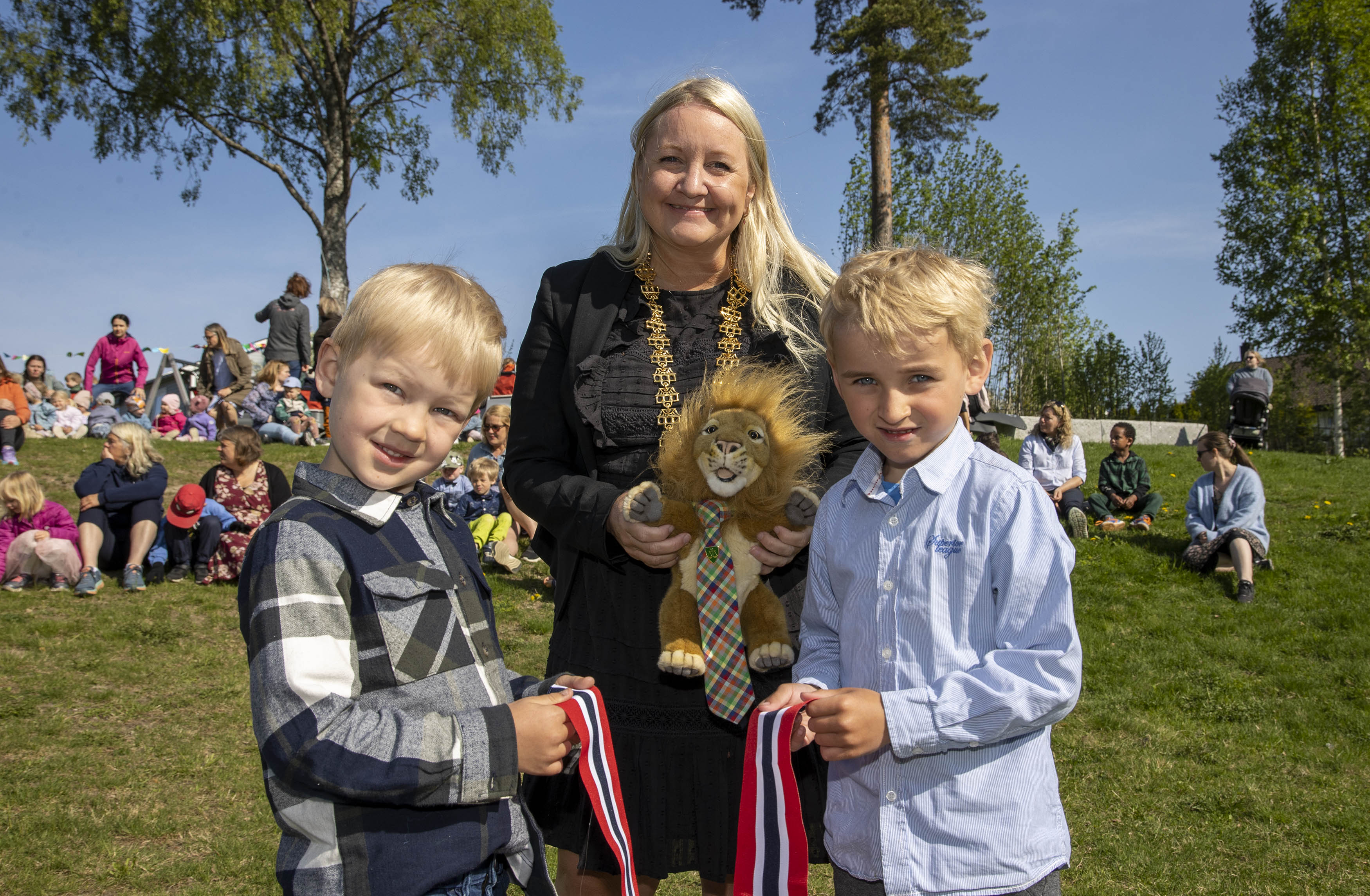 Abel Wiik, ordfører Hege Svendsen med Grunnløven og Filip Palicki