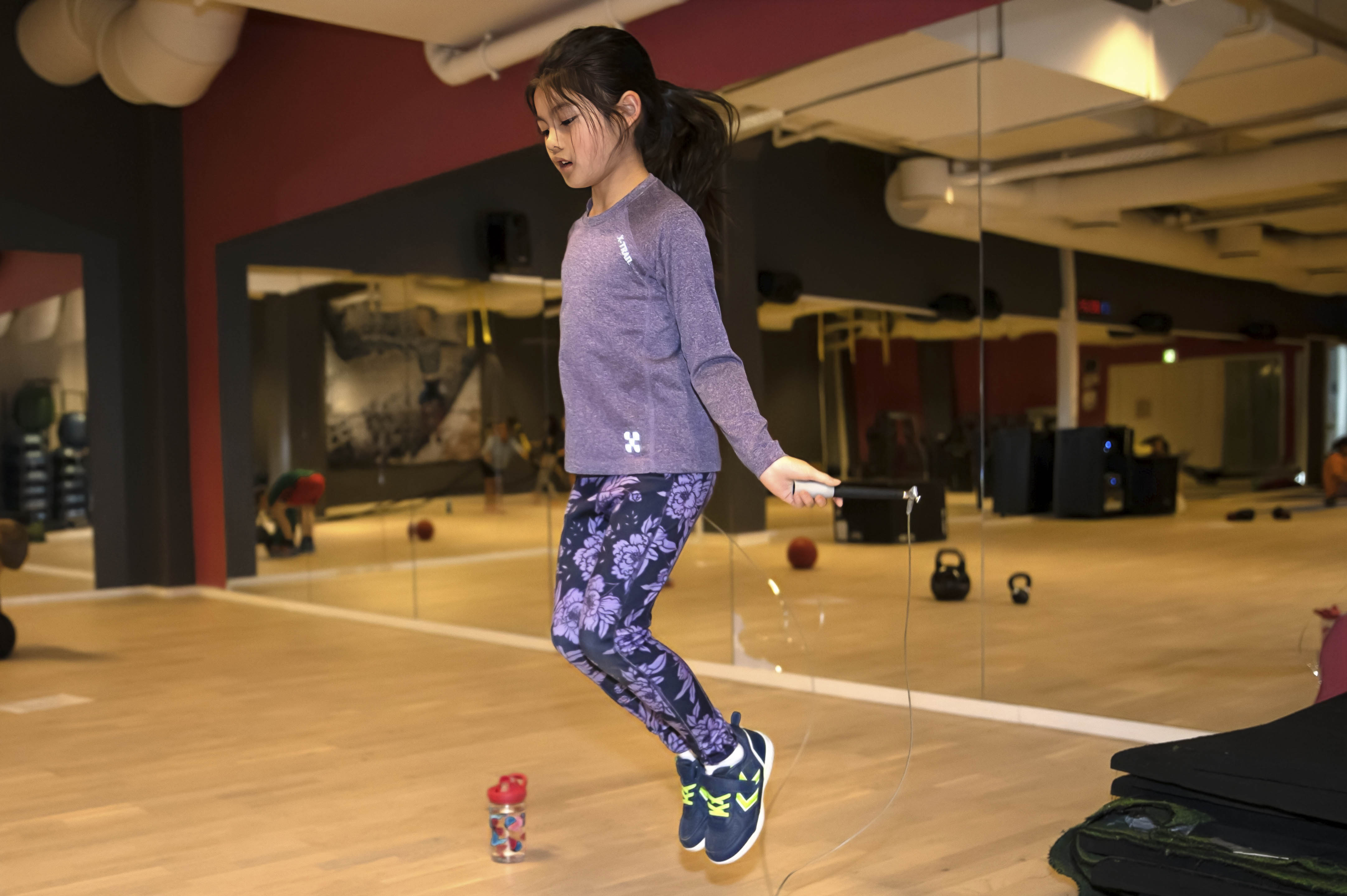 Hoppetau er bra trening, og 8 år gamle Emma Injaroen fra Dal er lett på foten Hoppetau er bra trening, og 8 år gamle Emma Injaroen fra Dal er lett på foten