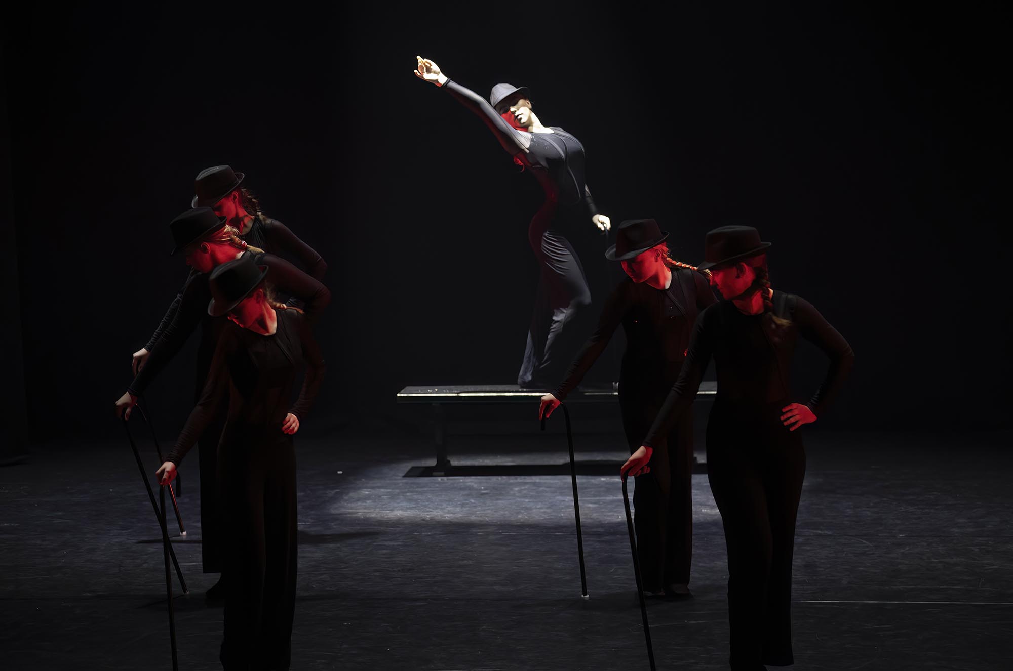 Gry-Anine Sververmoen Hansen i spotlight i koreografien til show-musikalen Gry-Anine Sververmoen Hansen i spotlight i koreografien til show-musikalen