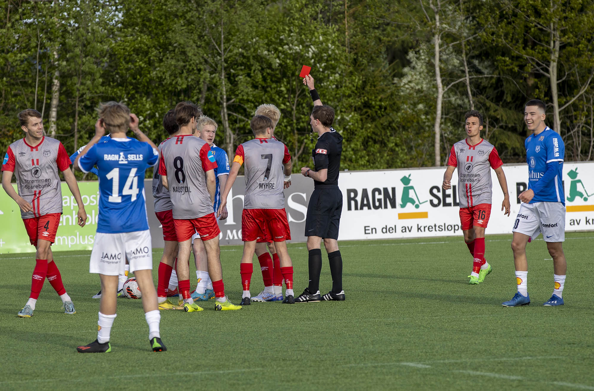 I siste spilleminutt av ordinær tid fikk Strømmens Nikolai Solberg sitt andre gule kort, og dermed rødt. Da var det nok mange som trodde på Turn-seier, men den gang ei....
