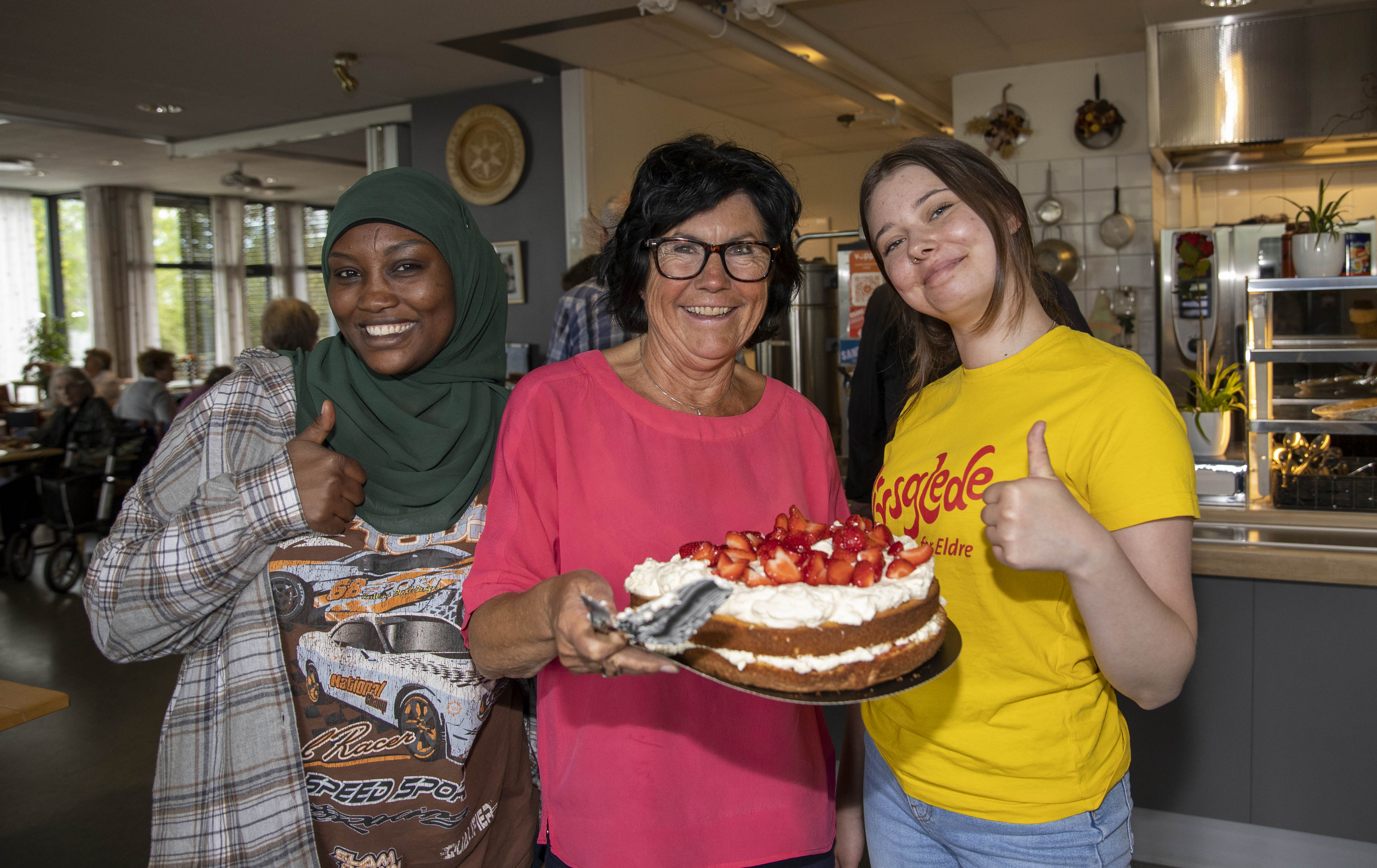 Det var bløtkake til alle som ville ha. Fra venstre Biftu Kula, Anne Guri Sander Dahl og Nikola Kubiak