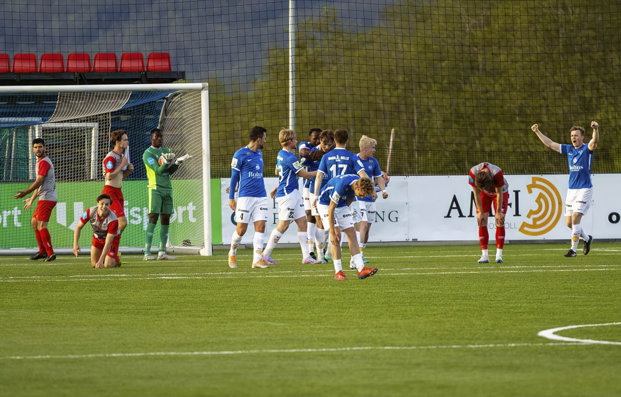 Stor fortvilelse blant Strømmen-spillerne da inbytter Fredrik Weaas utlignet til 2-2