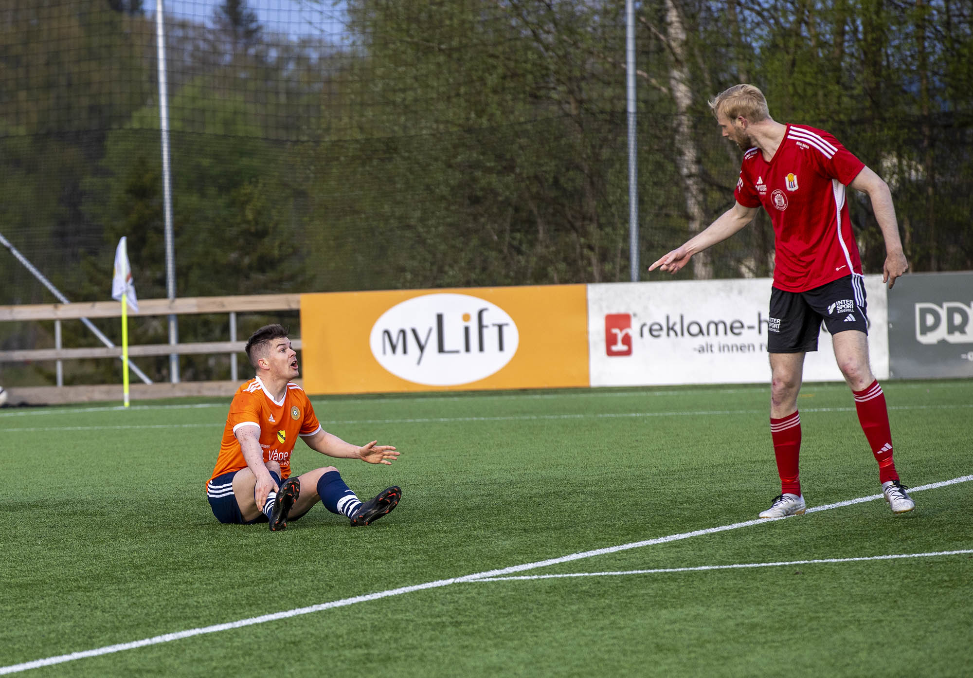 Pål André Helland roper på straffe, men Nicolaj Møller Jensen er helt uenig Pål André Helland roper på straffe, men Nicolaj Møller Jensen er helt uenig