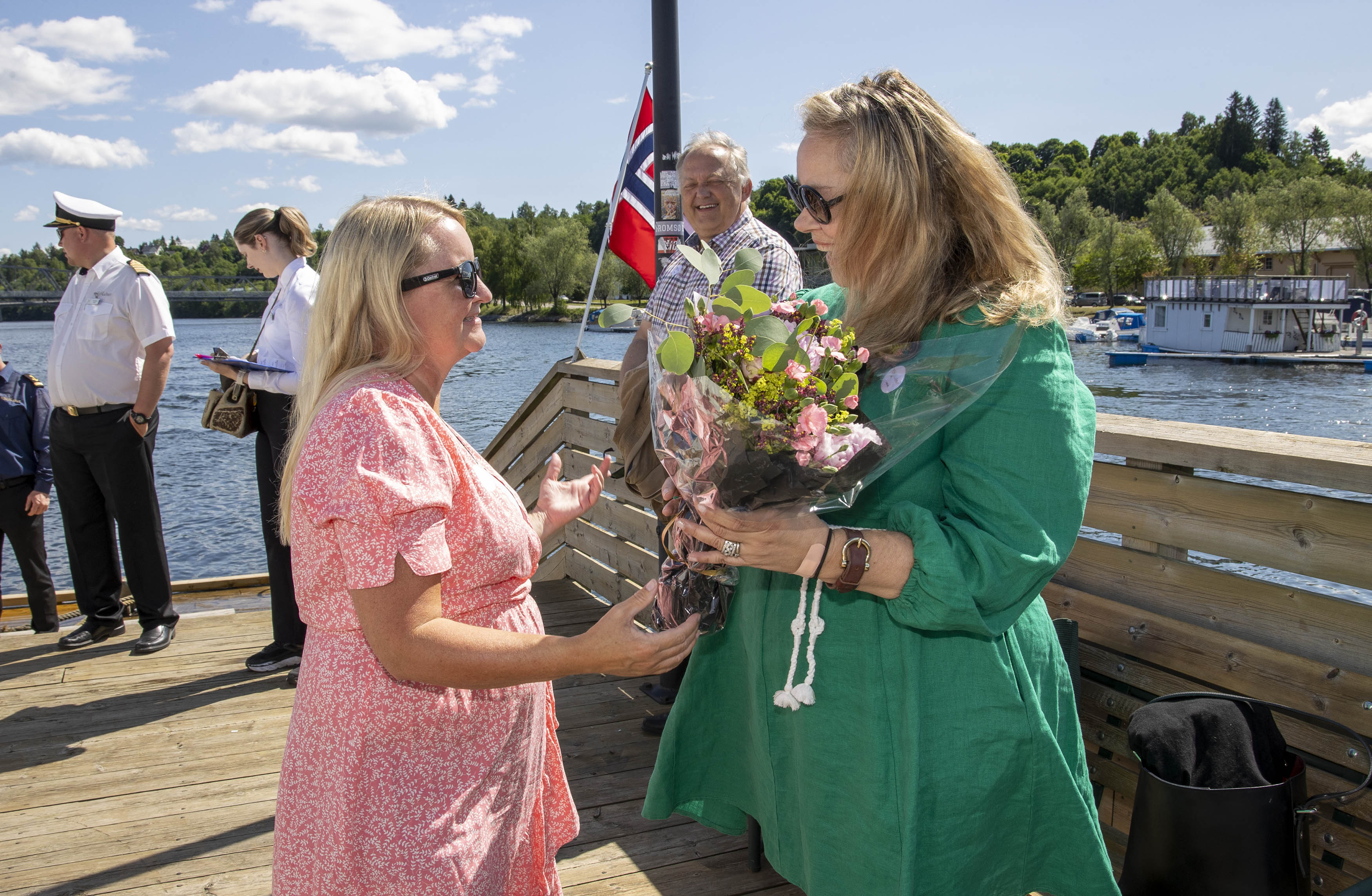 Gry Solberg fikk blomster av ordfører Hege Svendsen