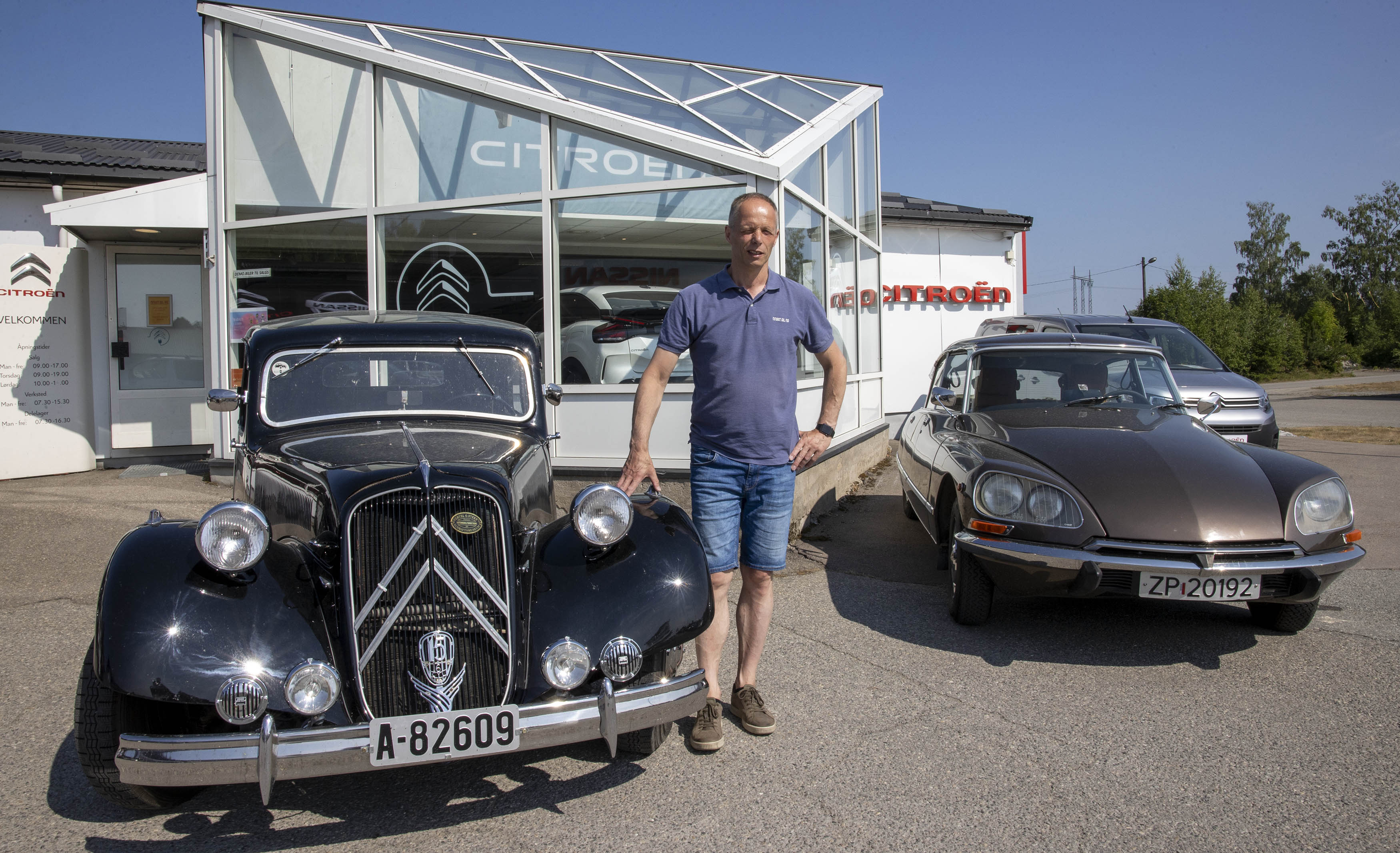 Bjørn Skogen med to smykker av noen biler