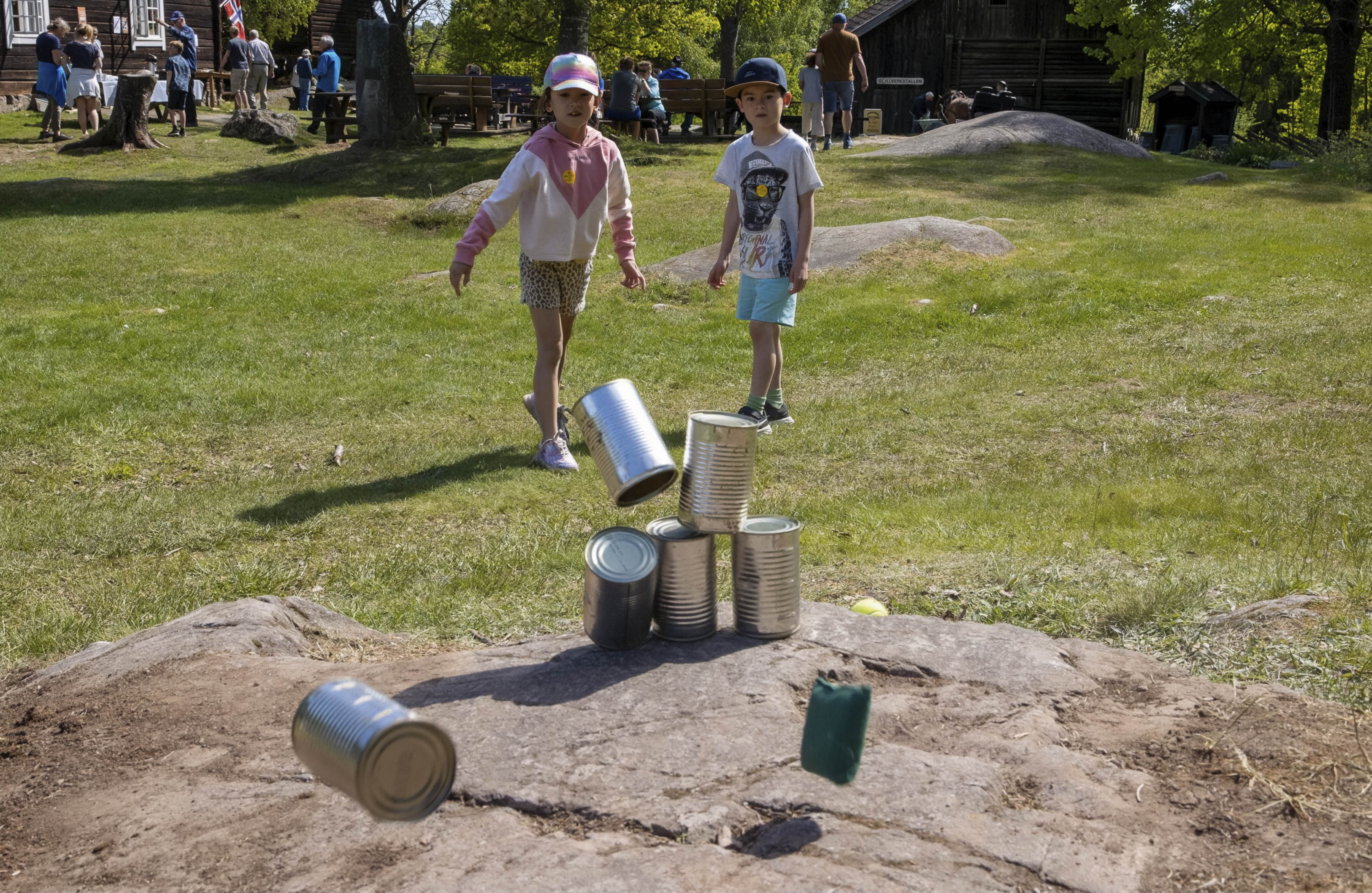 Kaste på bokser går aldri av moten. Kormelia (8) og Fillip Kolstad (9) var treffsikre