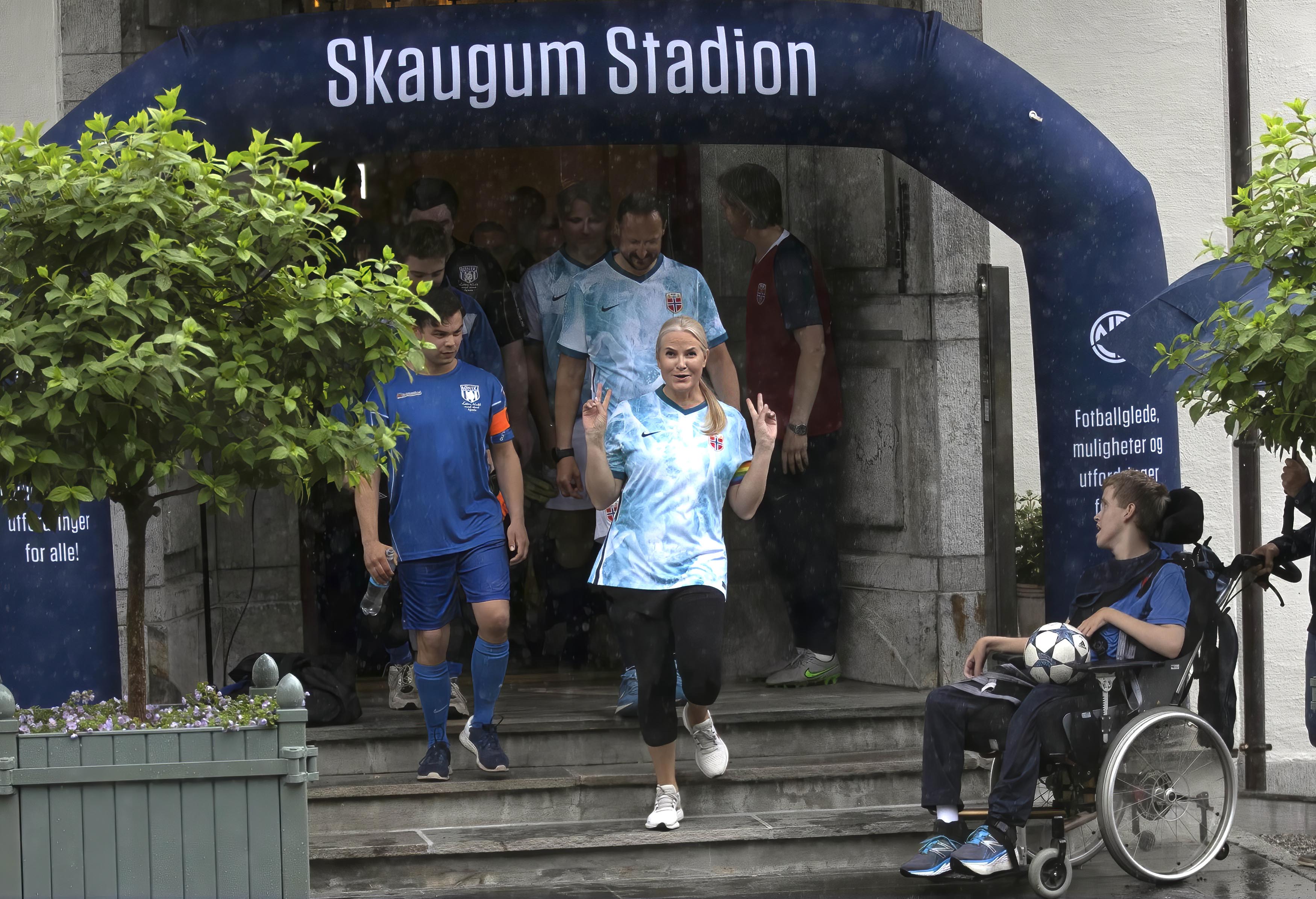 Kronprinsesse Mette-Marit ledet an da lagene skulle ut på banen Kronprinsesse Mette-Marit ledet an da lagene skulle ut på banen