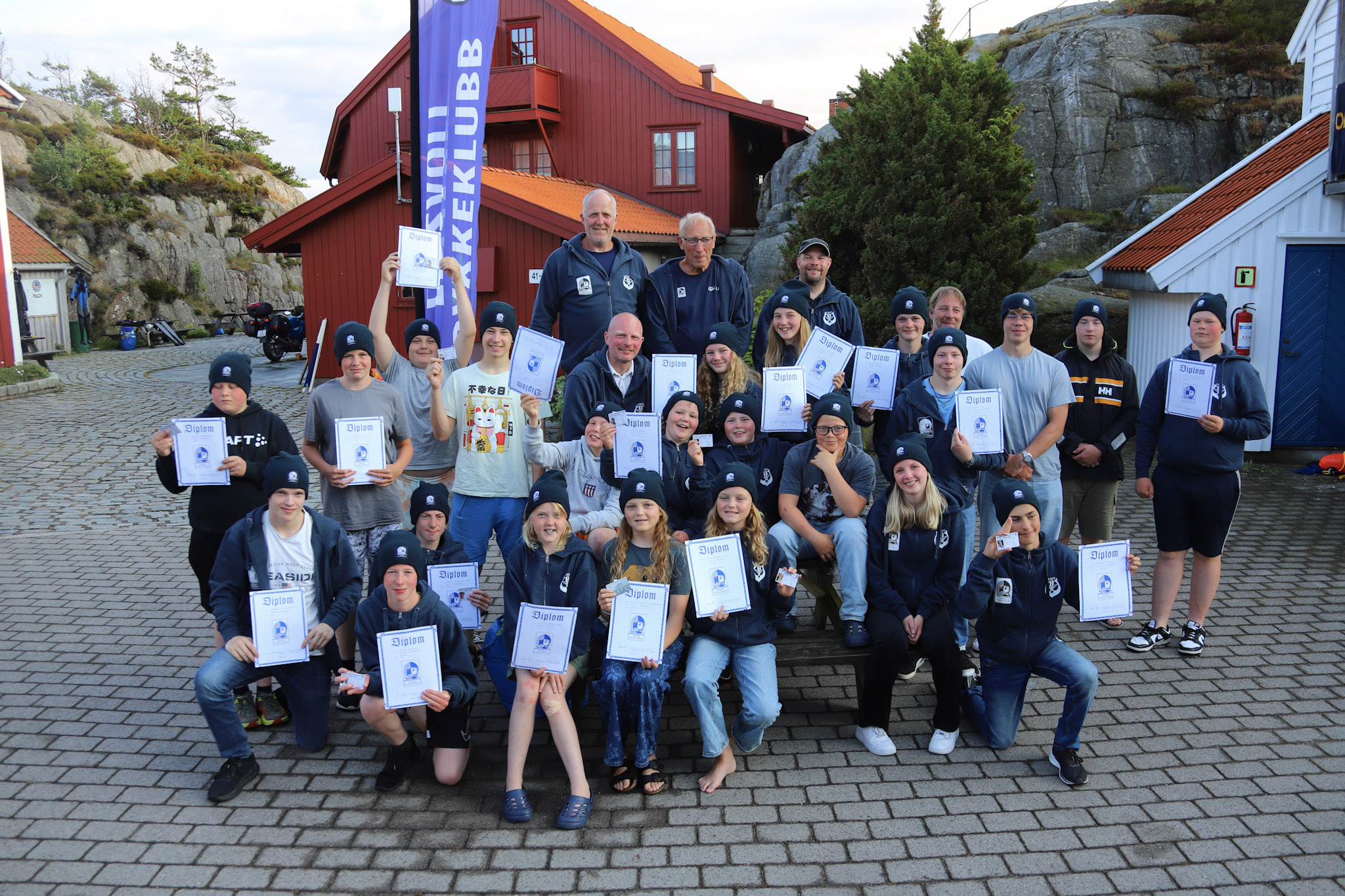 Flere av fridykkerne fikk sine sertifikater for fullførte fridykkerkurs Flere av fridykkerne fikk sine sertifikater for fullførte fridykkerkurs