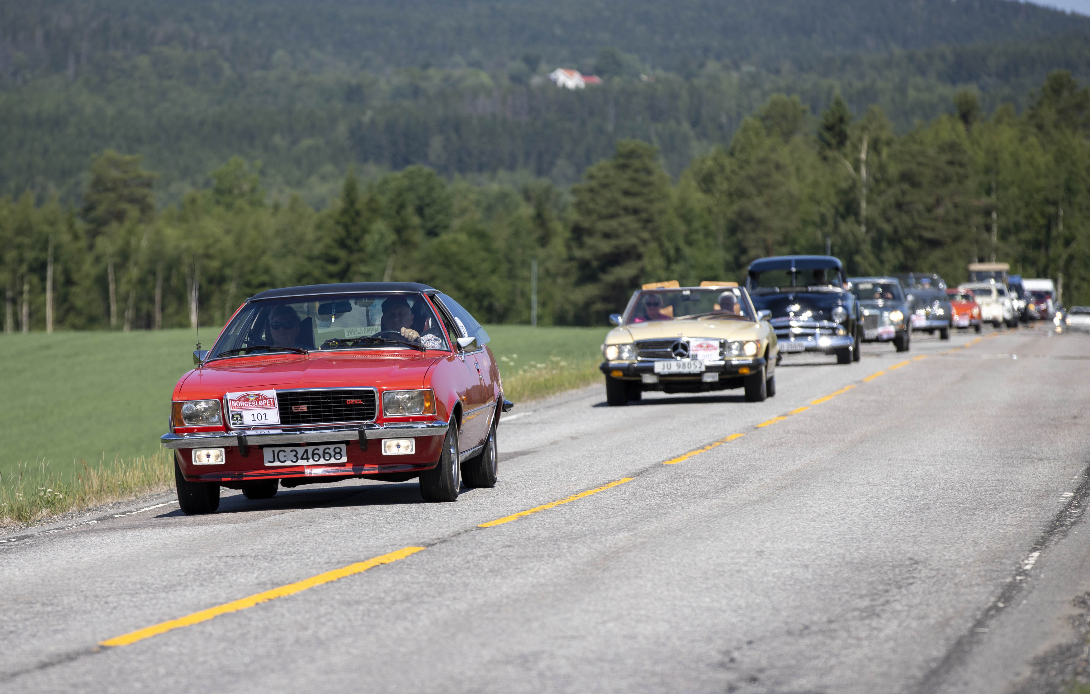 På ved til Flysamlingen på Gardermoen. I front Trond Gaastjønn fra Dalen i Telemark med sin 1975 Opel Commodore GS 2,8 coupe