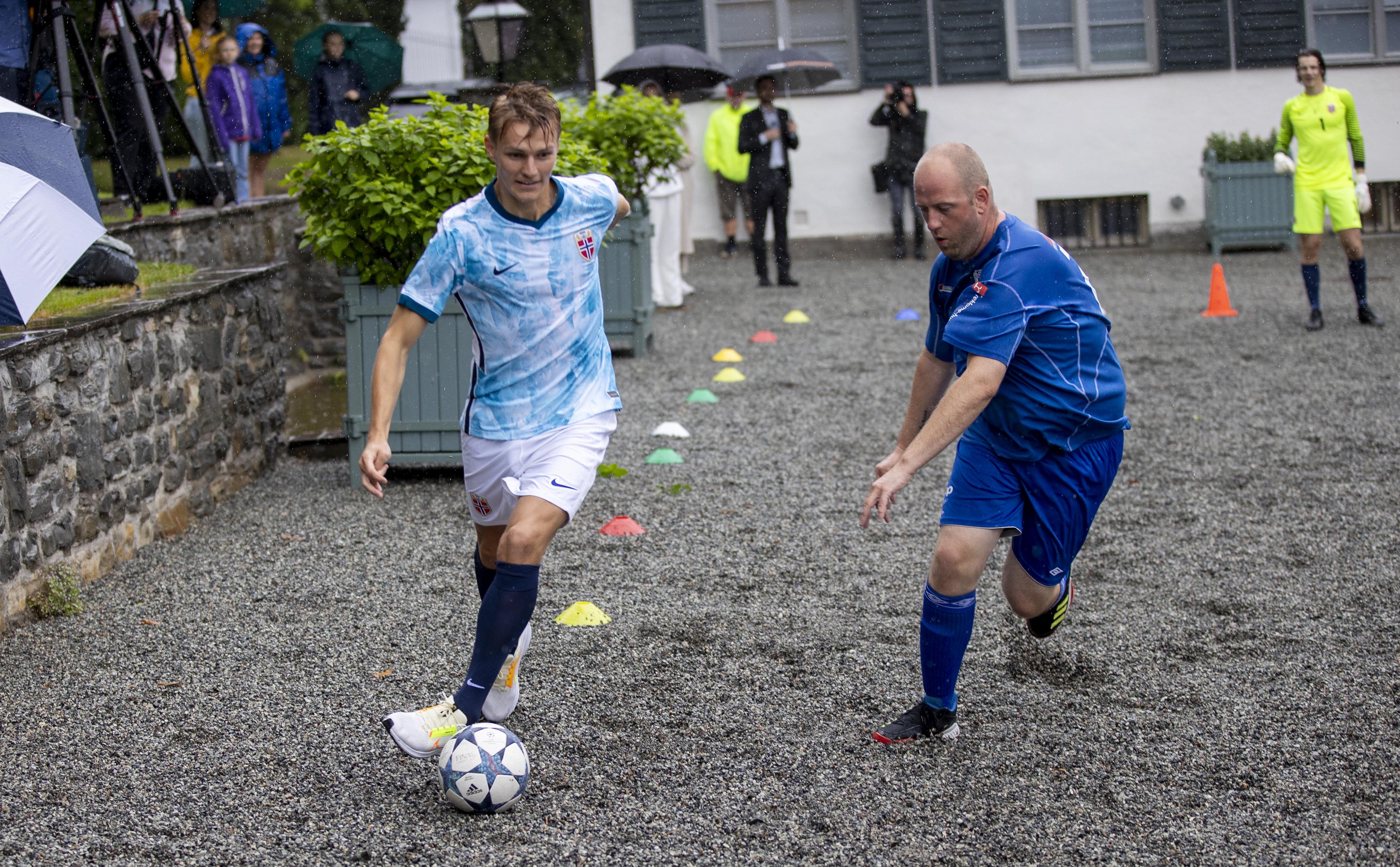 Martin Ødegaard kommer seg forbi Bøns Ole Jonny Olaussen
