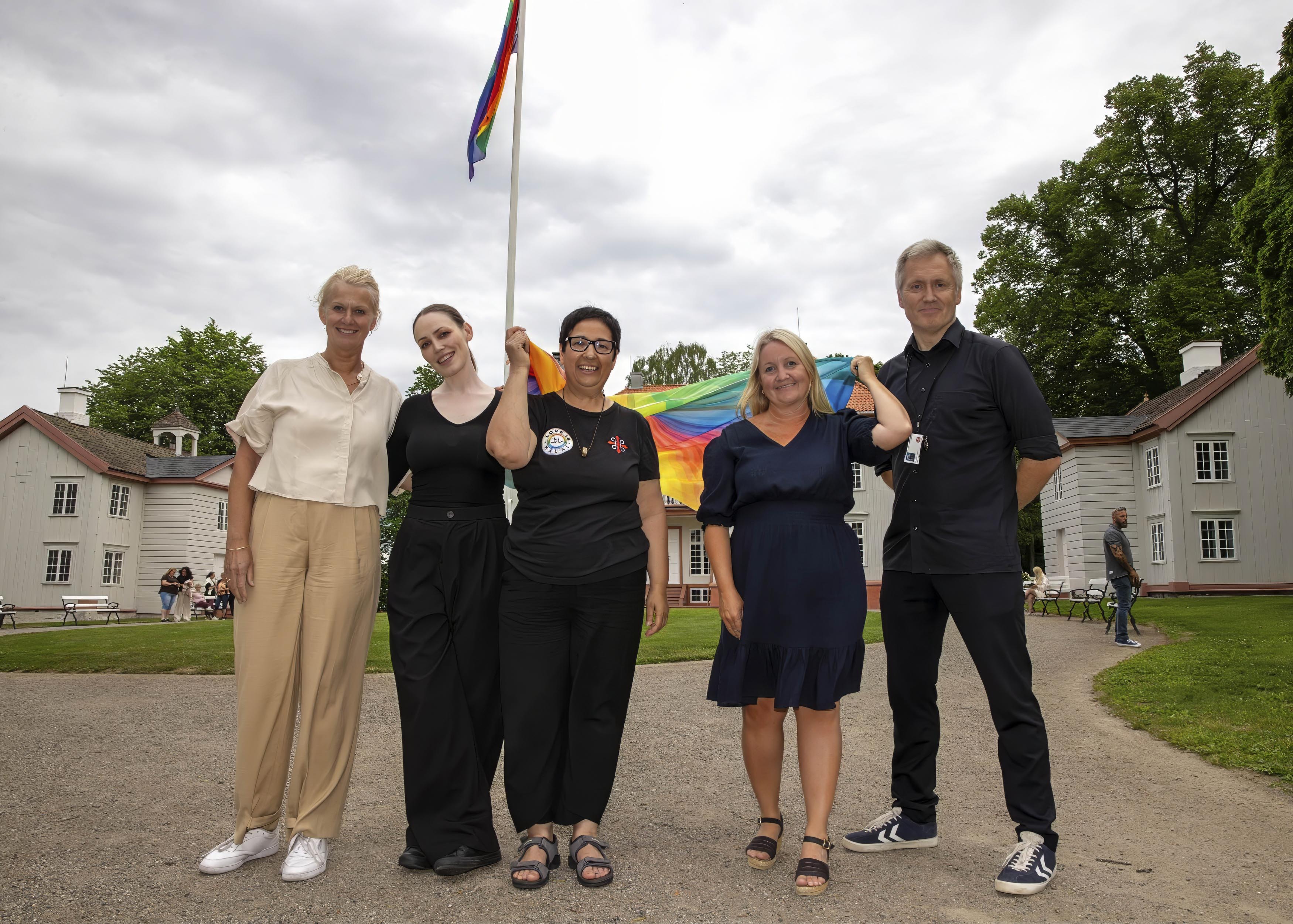 Fra venstre: Elisabeth Thorsen, Elvira Nikolaisen, Seyran Ateş, Hege Svendsen og Bård Frydenlund Fra venstre: Elisabeth Thorsen, Elvira Nikolaisen, Seyran Ateş, Hege Svendsen og Bård Frydenlund