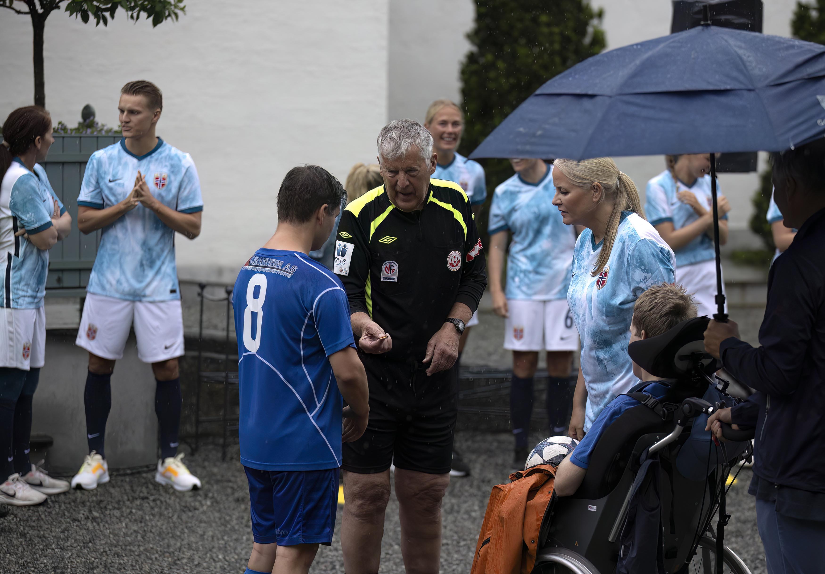 Dommer Kåre Fjørtoft (80) lot Bøn-kaptein Bjørn Christian Ramm velge myntside først Dommer Kåre Fjørtoft (80) lot Bøn-kaptein Bjørn Christian Ramm velge myntside først