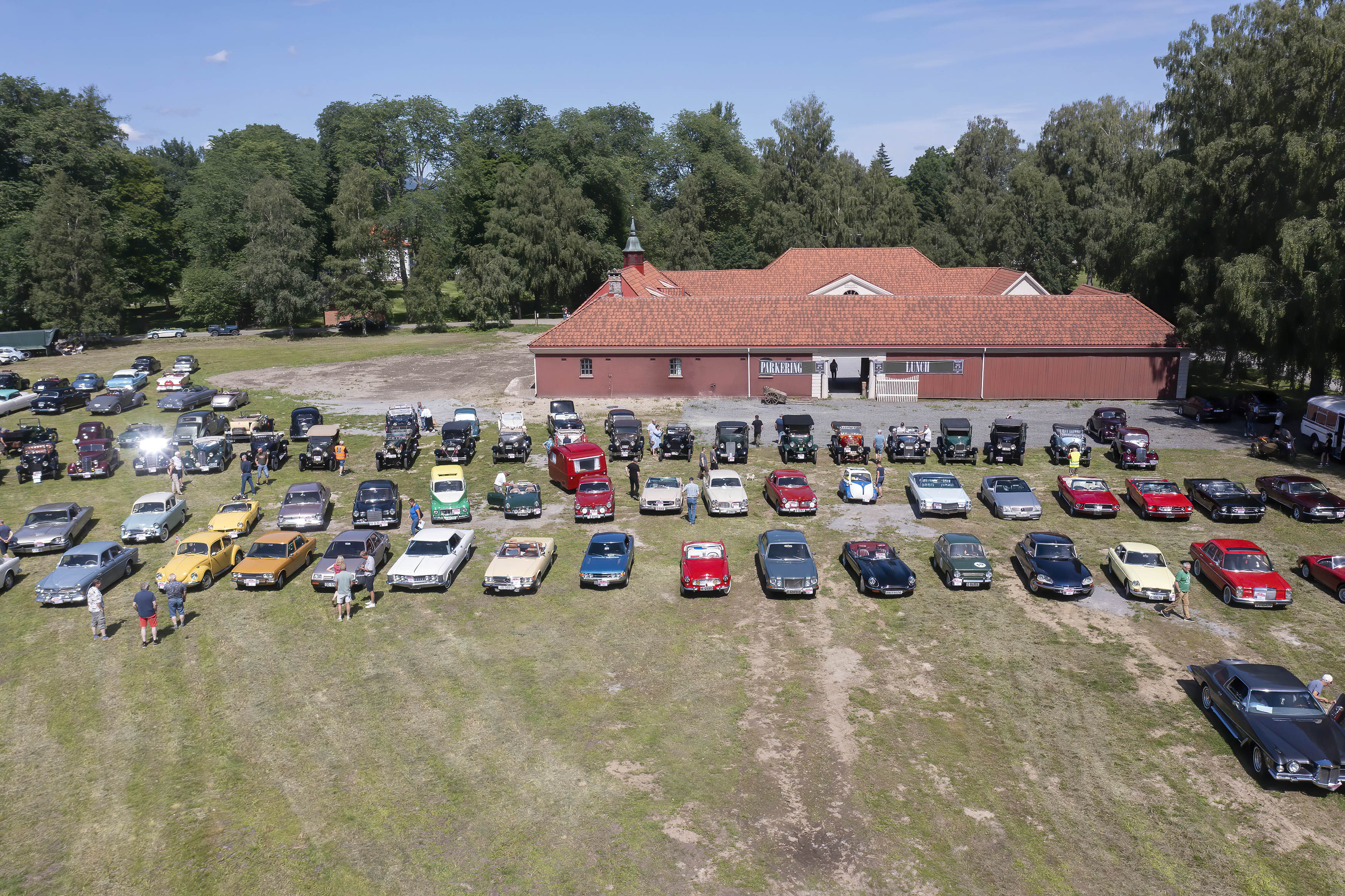 Det var mange gamle biler ved Stallgården lørdag Det var mange gamle biler ved Stallgården lørdag