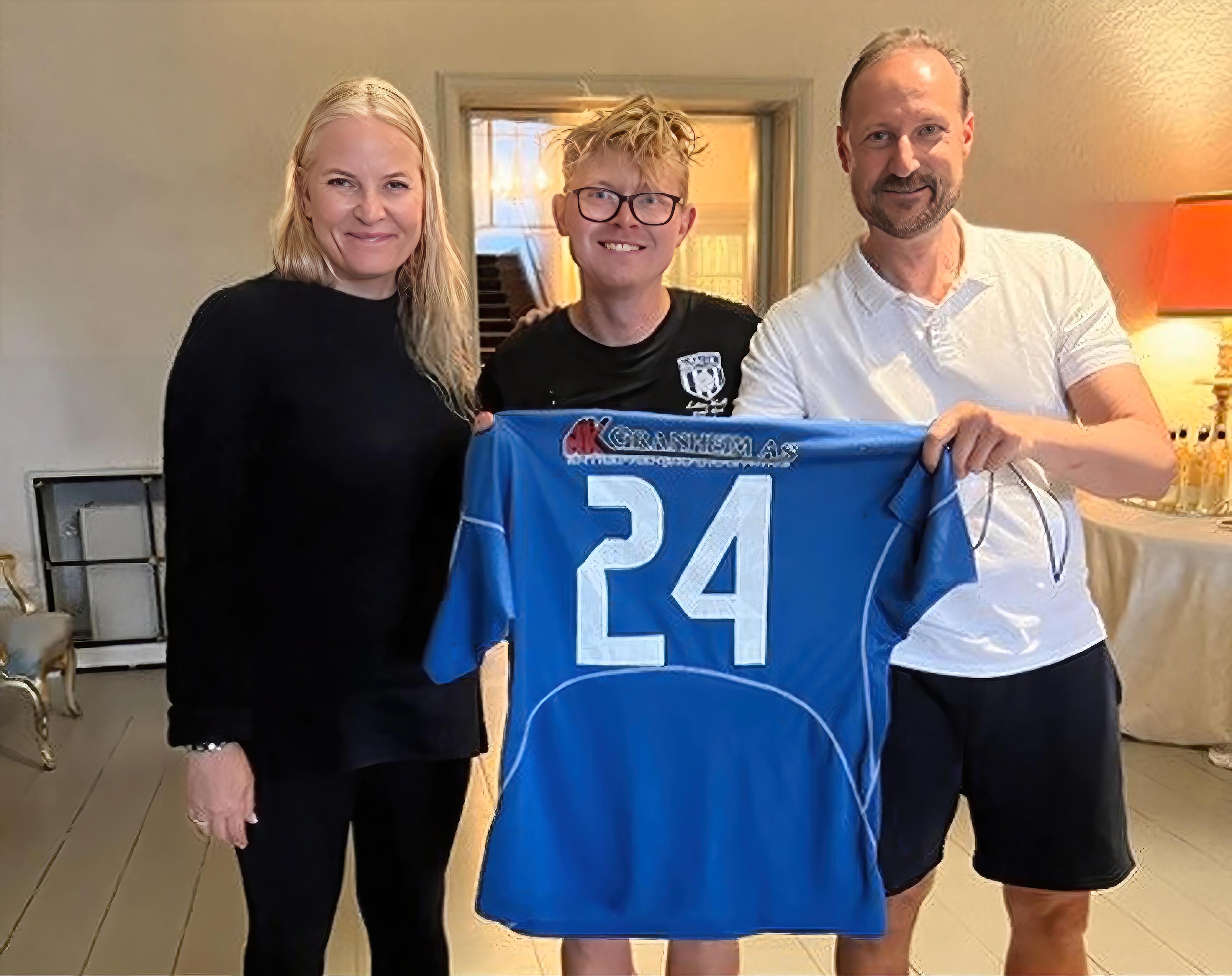 Ga bort Bøn-drakt til kronprinsparet