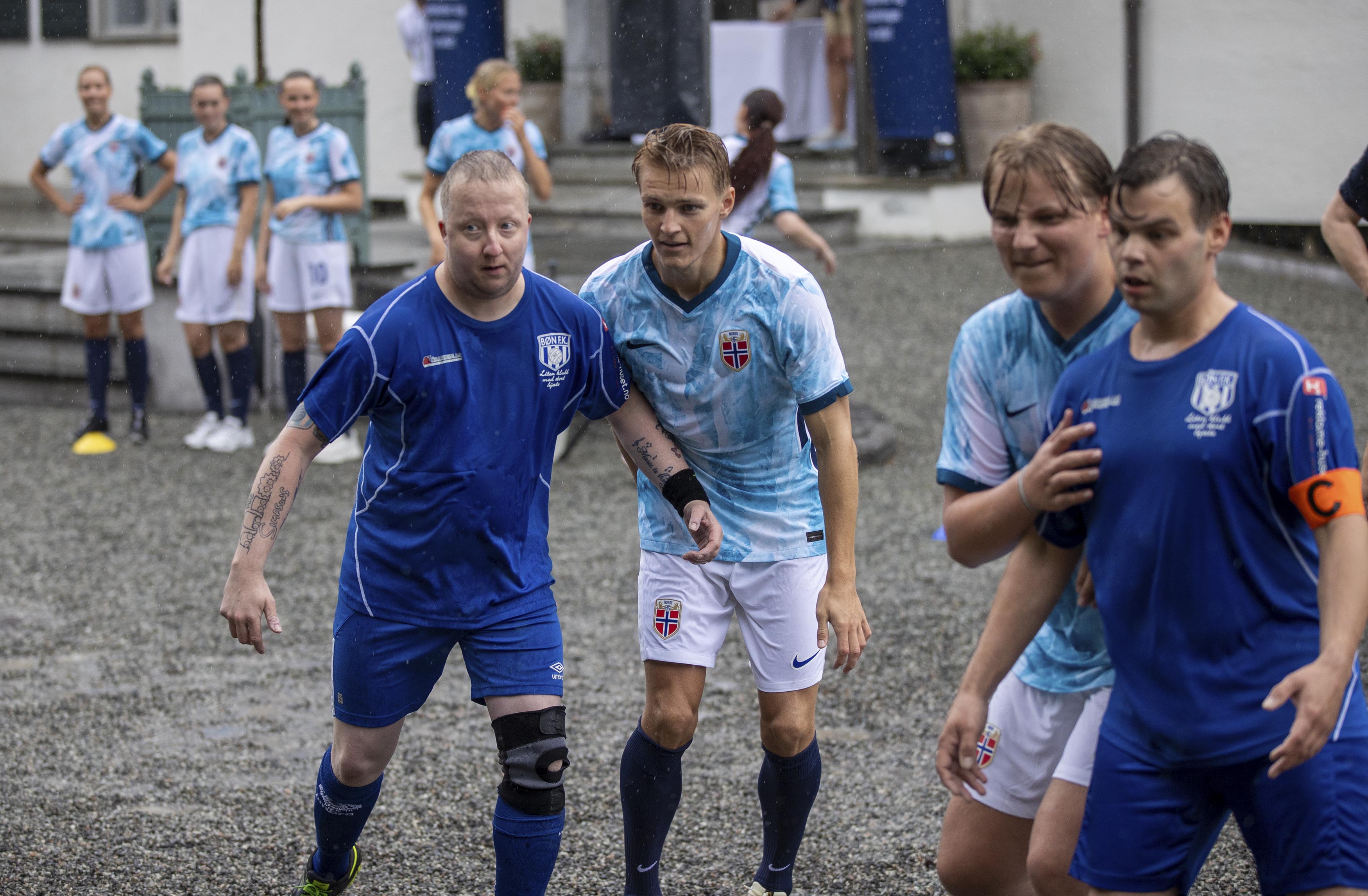 Kjell Magne Trebekk punktmarkerer Martin Ødegaard