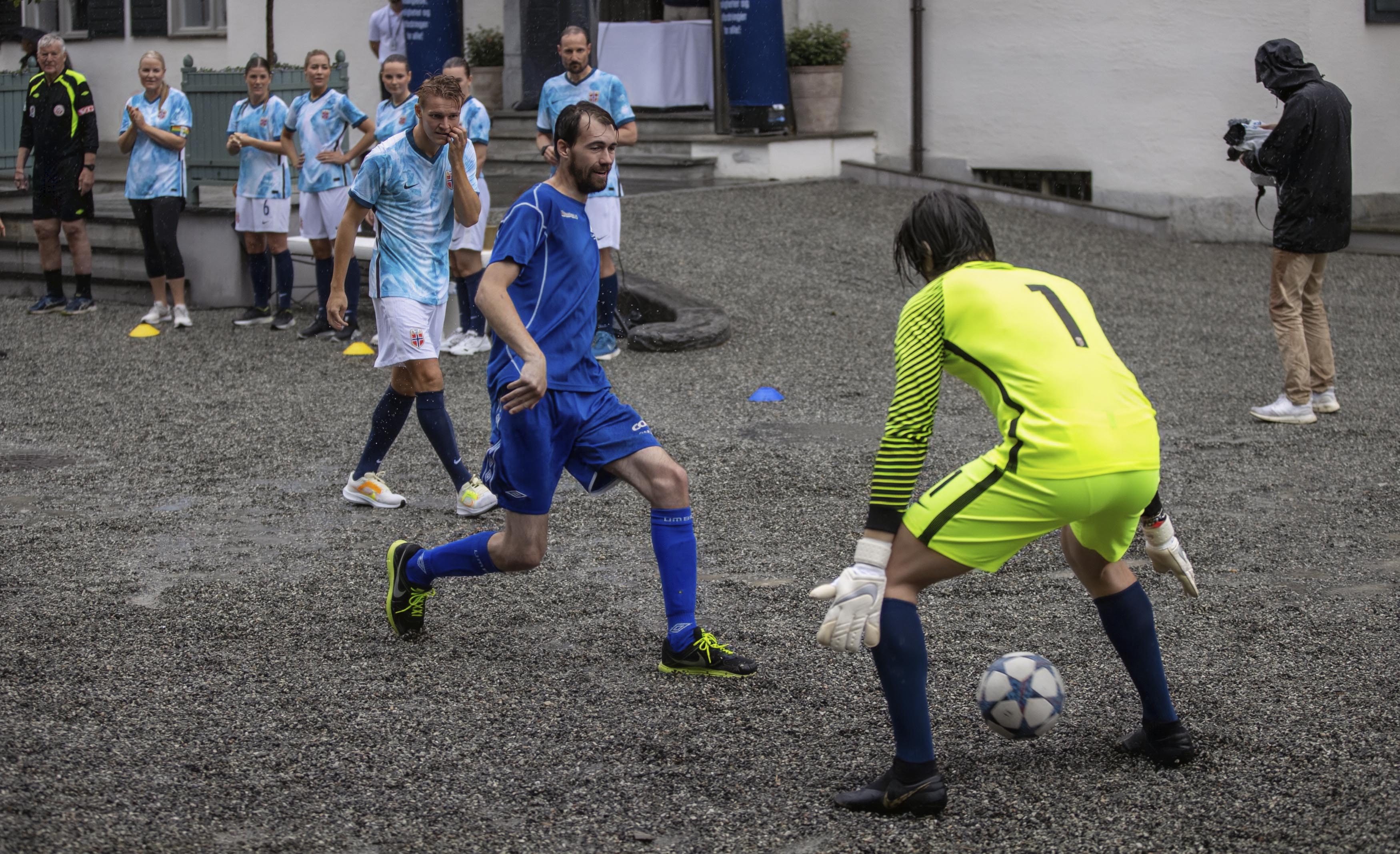 Marius Løfmann scorer med en tunell på Skaugum-keeper Markus Garborg Fjørtoft
