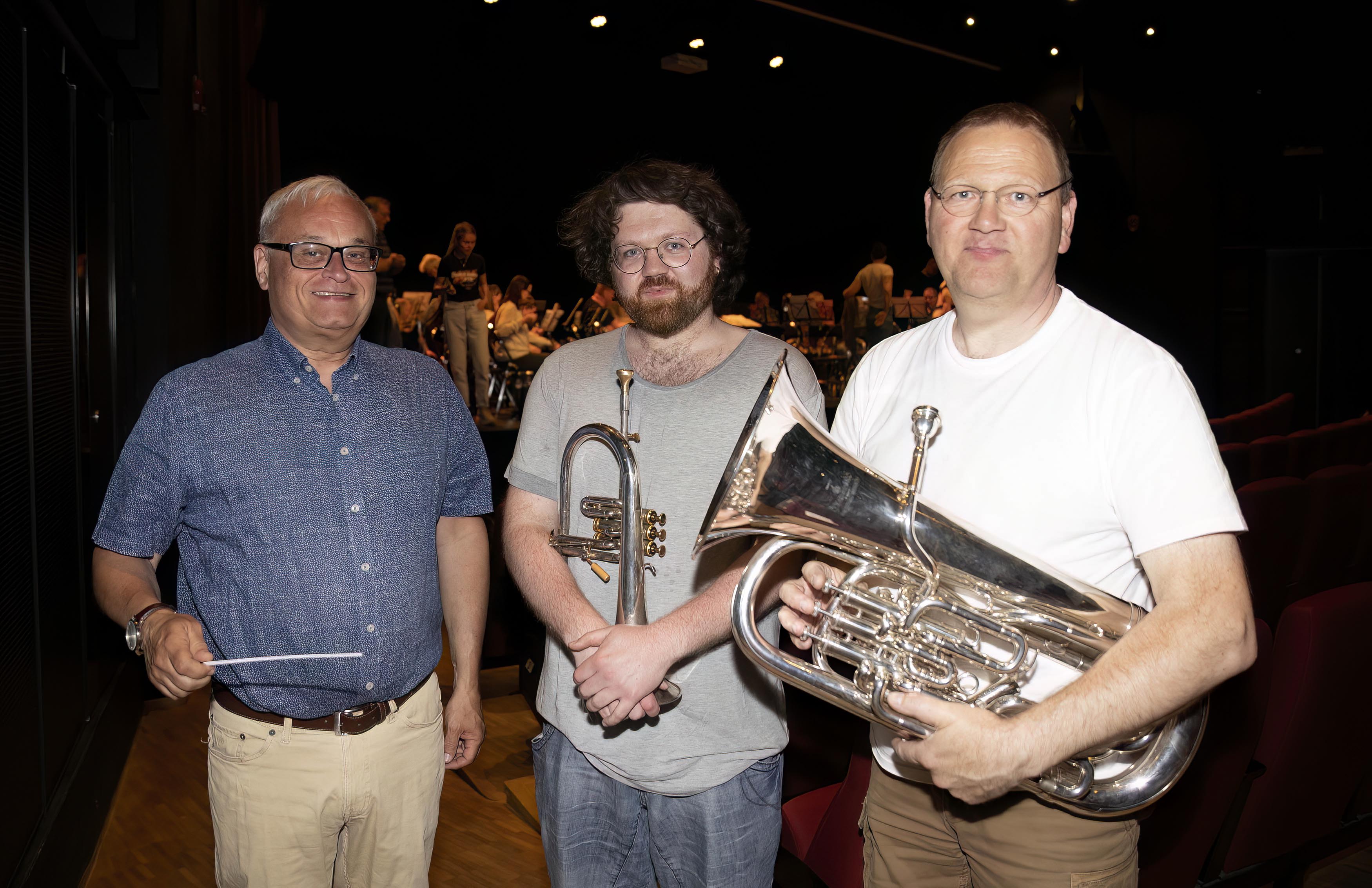 Fra venstre dirigent Erik Bergene, og solistene Idar Eliassen Pedersen og Rune Gundersen Fra venstre dirigent Erik Bergene, og solistene Idar Eliassen Pedersen og Rune Gundersen