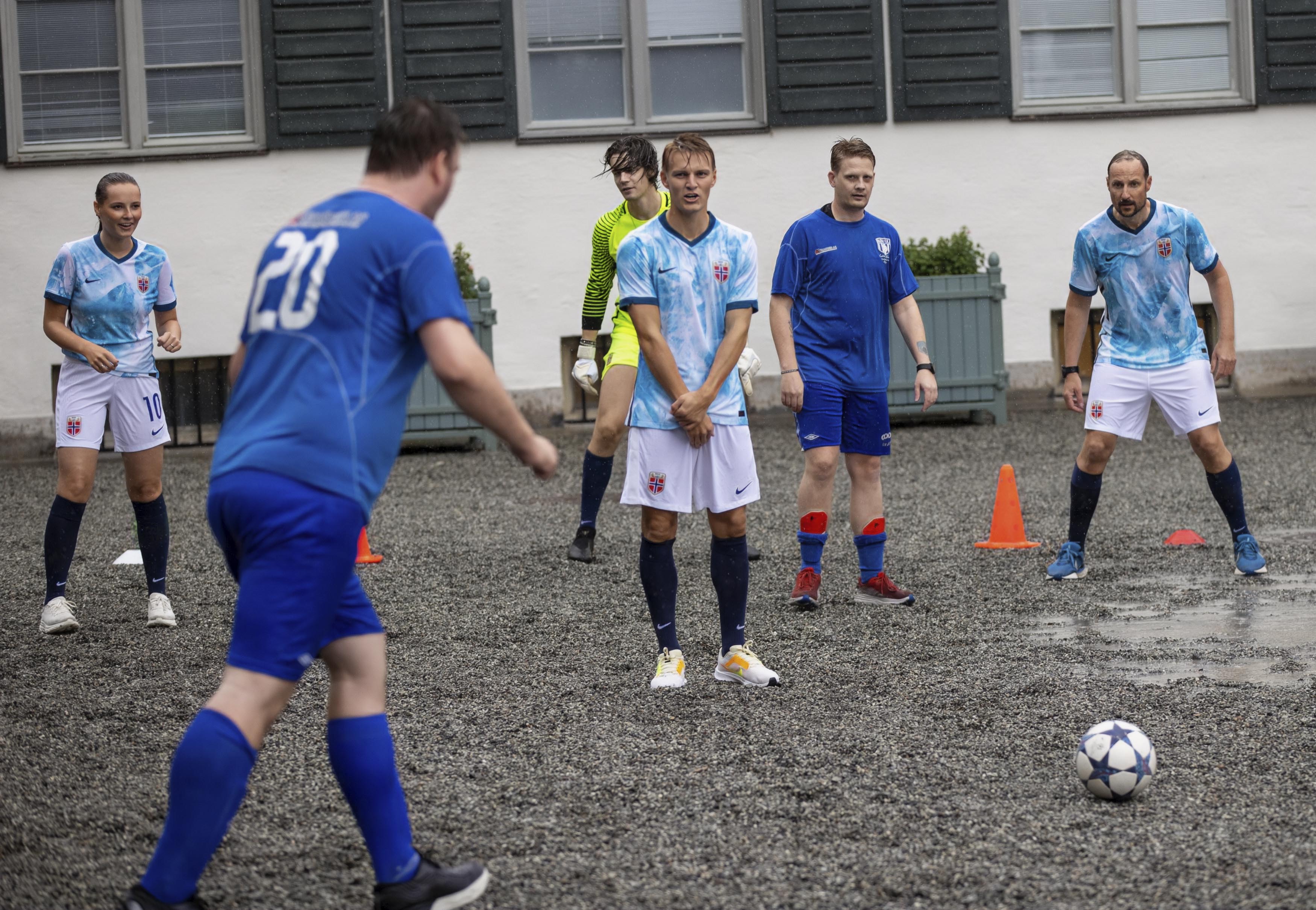 Lars-Erik Falander lader kanonen og Martin Ødegaard ser litt skeptisk ut
