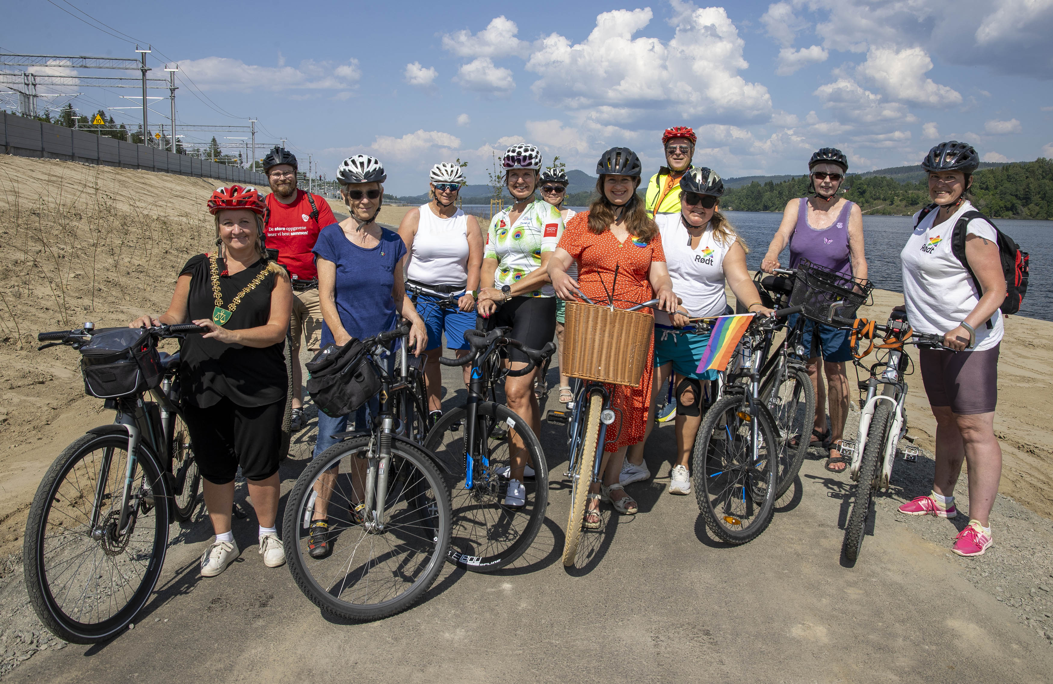 Var på plass under åpningen av Vormtråkk. Fra venstre: Hege Svendsen (A), Thor-Even Skjølås (A), Ruth Birkeland (SV), Tove Fagerli Brodshaug (SP), Nina Kristengård (H), Lena Frantzen (A), Kristin Seim Buflod (MdG), Olav Resaland (AP), Anne Hilde Skjelvik (Rødt), Liv Mørkhagen Gundersen (Besteforeldrenes klimaaksjon) og Randi Askevold Holmelid (Rødt)