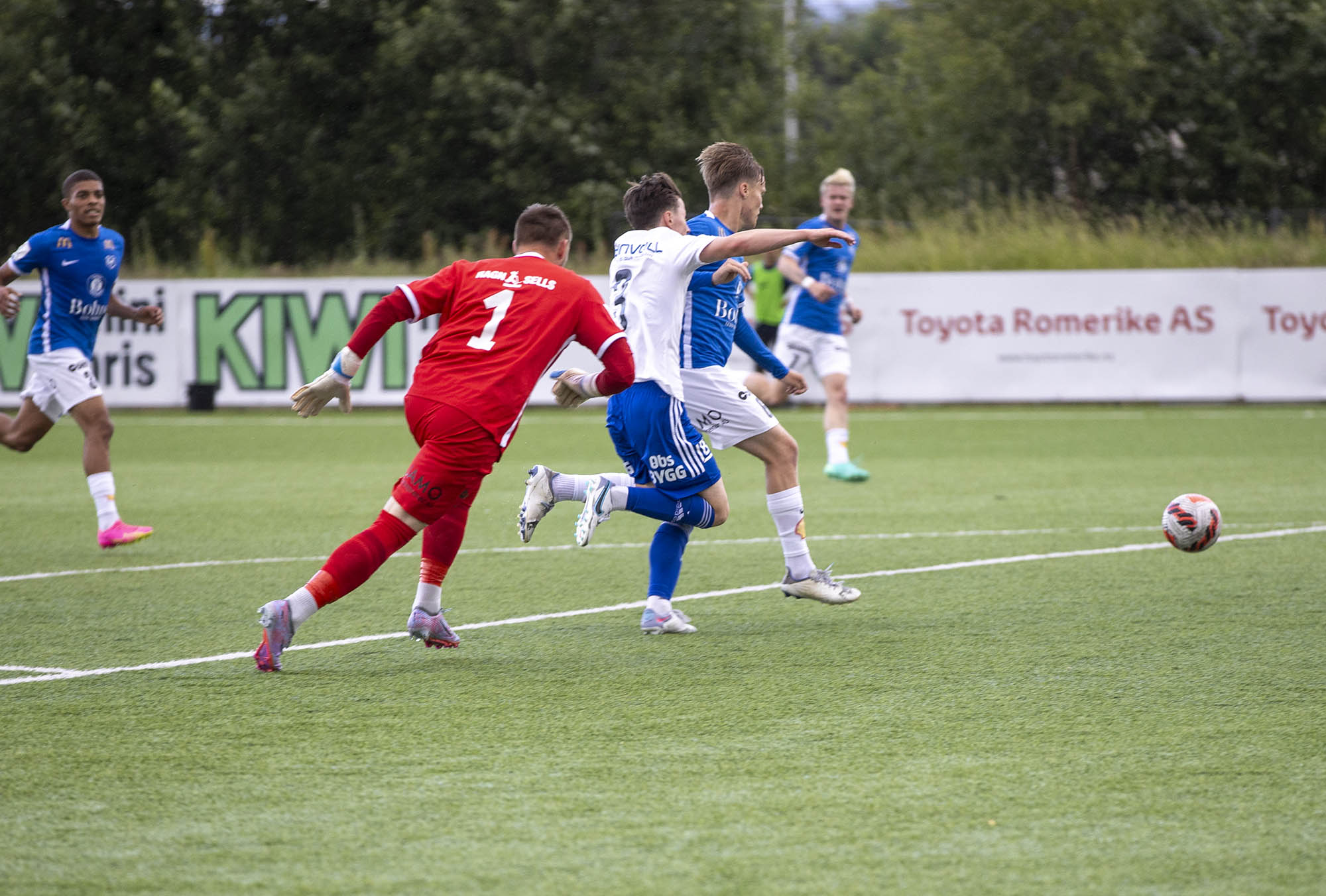 Glenn Wilgård utfører en Ren&eacute; Higuita-manøver