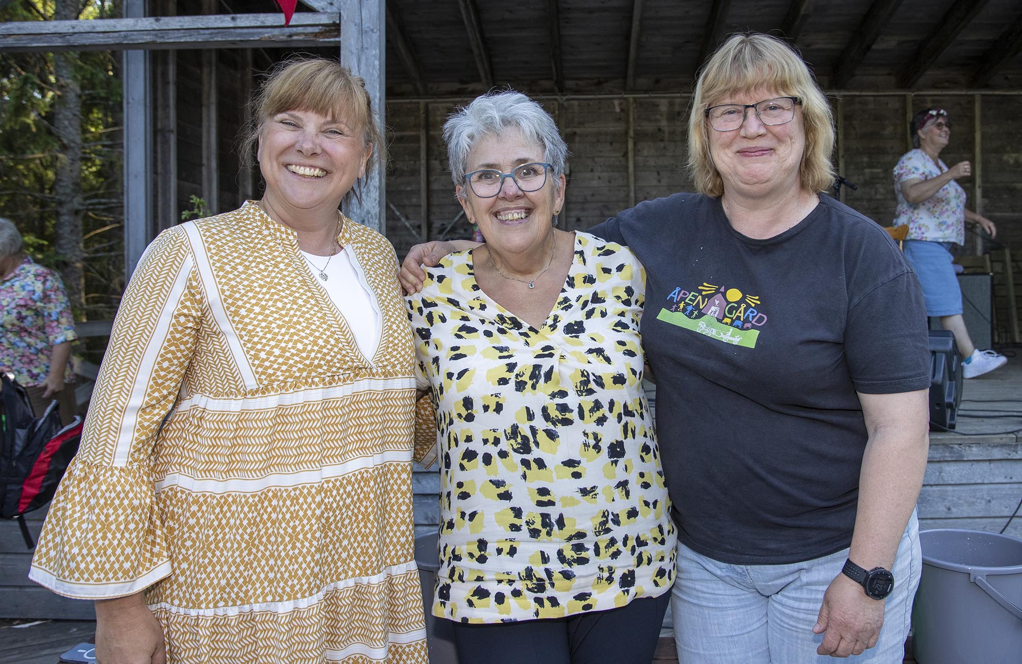 Fra venstre Oda Smeby Christensen, leder av Eidsvoll Bygdekvinnelag Bente Tømte og potetskrellevinner Gunn-Elin Blakkisrud Fra venstre Oda Smeby Christensen, leder av Eidsvoll Bygdekvinnelag Bente Tømte og potetskrellevinner Gunn-Elin Blakkisrud