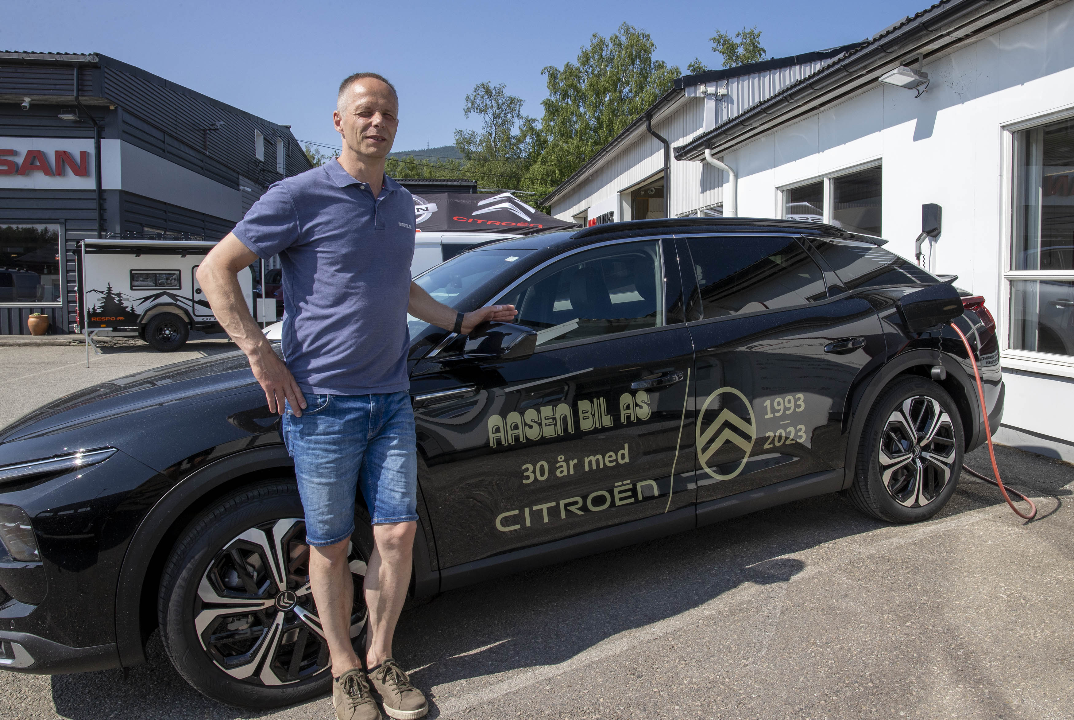 Salgssjef for Citroën-avdelingen Bjørn Skogen med den nye Citroën C5 X Plug-in Hybrid