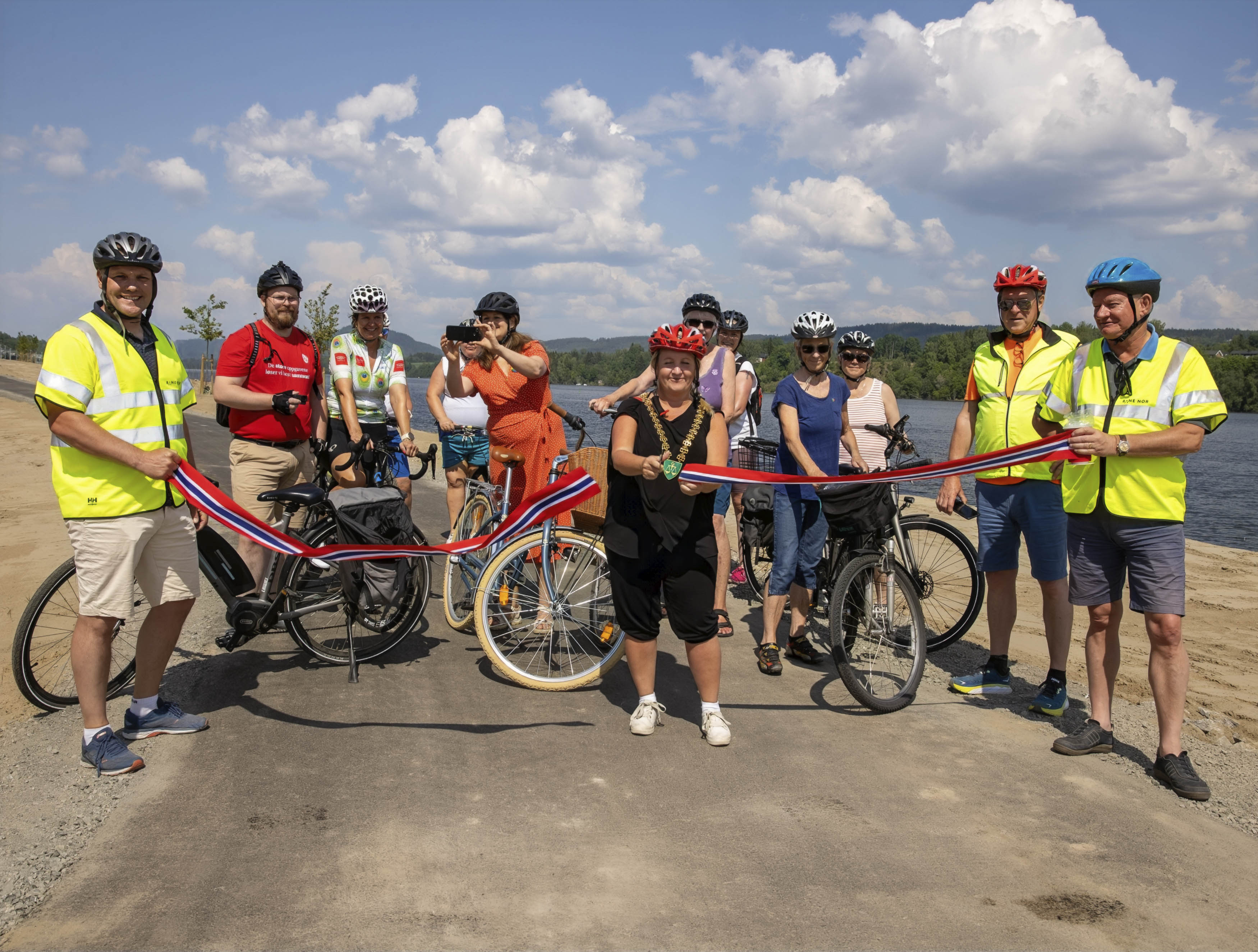 Ordfører Hege Svendsen klippet båndet og åpnet Vormtråkk del 1