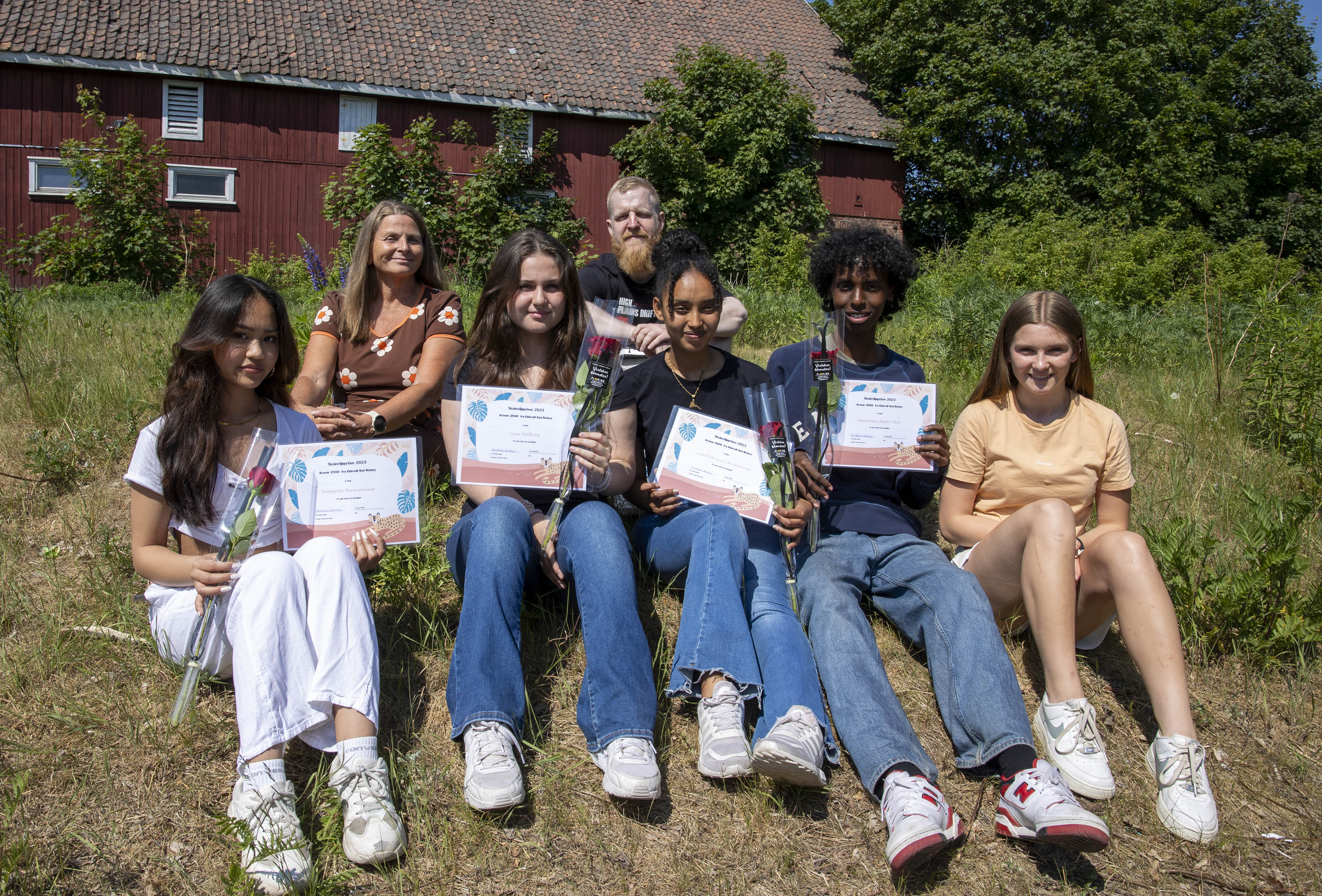 Glade vinnere sammen med rektor, miljøterapeut og elevrådsleder Glade vinnere sammen med rektor, miljøterapeut og elevrådsleder