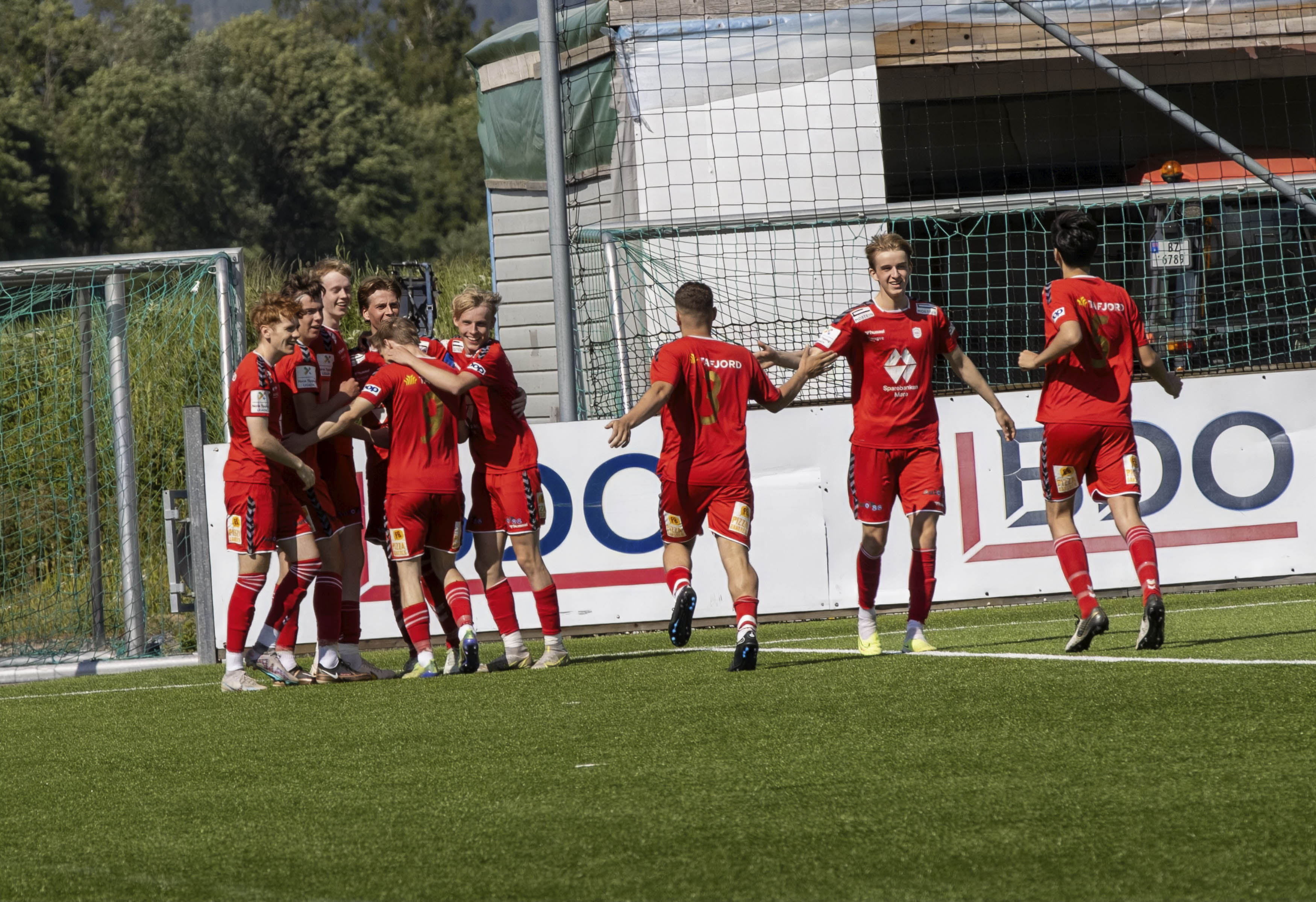 Her har Noah Solskjær nettopp scoret og det ble helt stille på Myhrer stadion