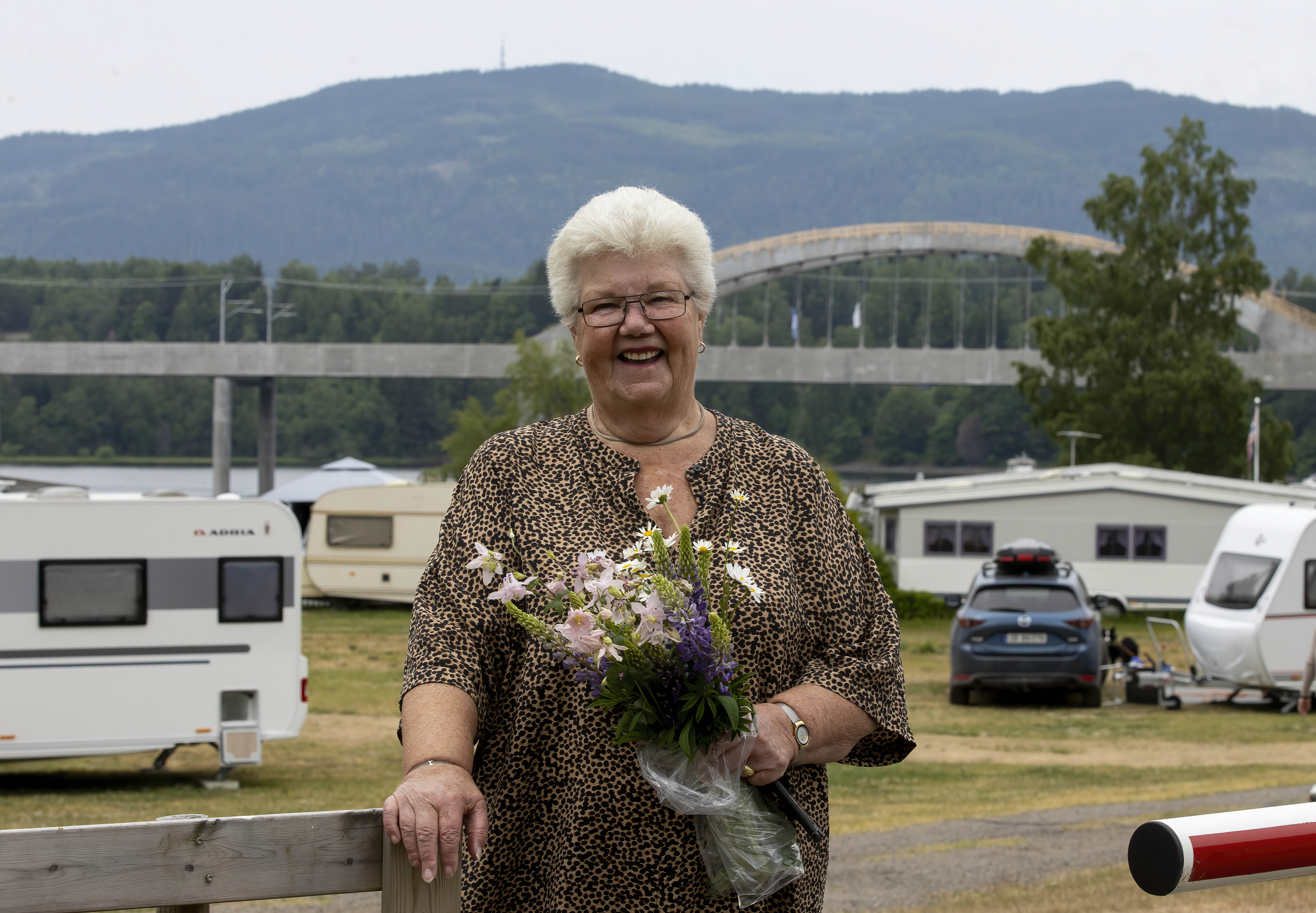 Liv Myhre gledet seg til å slippe nyplukkede blomster ned på Skibladner Liv Myhre gledet seg til å slippe nyplukkede blomster ned på Skibladner