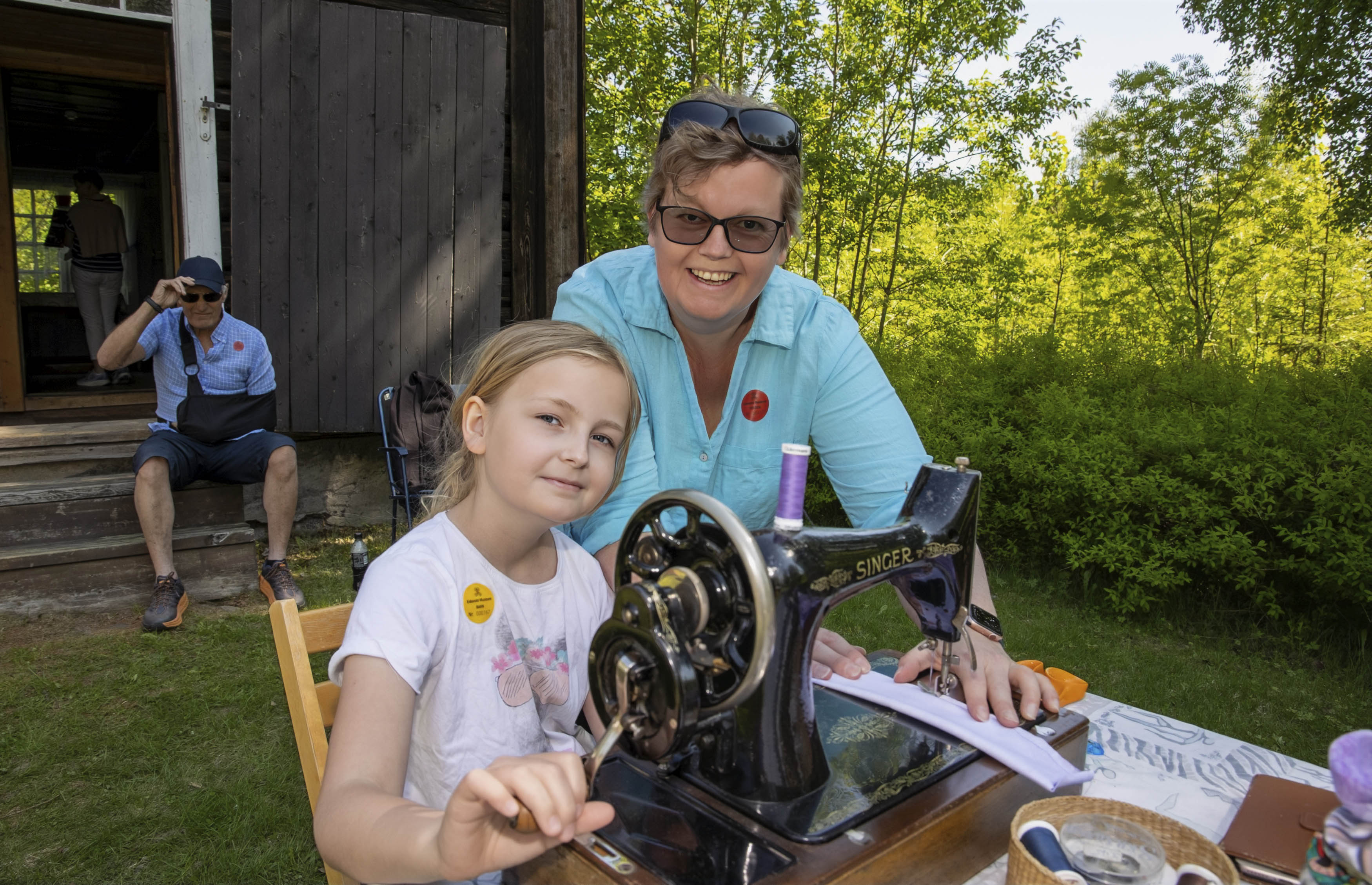 8 år gamle Vida Tomren Tønnesen fikk prøve seg på en gammel Singer symaskin. Mor Gunn passer på 8 år gamle Vida Tomren Tønnesen fikk prøve seg på en gammel Singer symaskin. Mor Gunn passer på