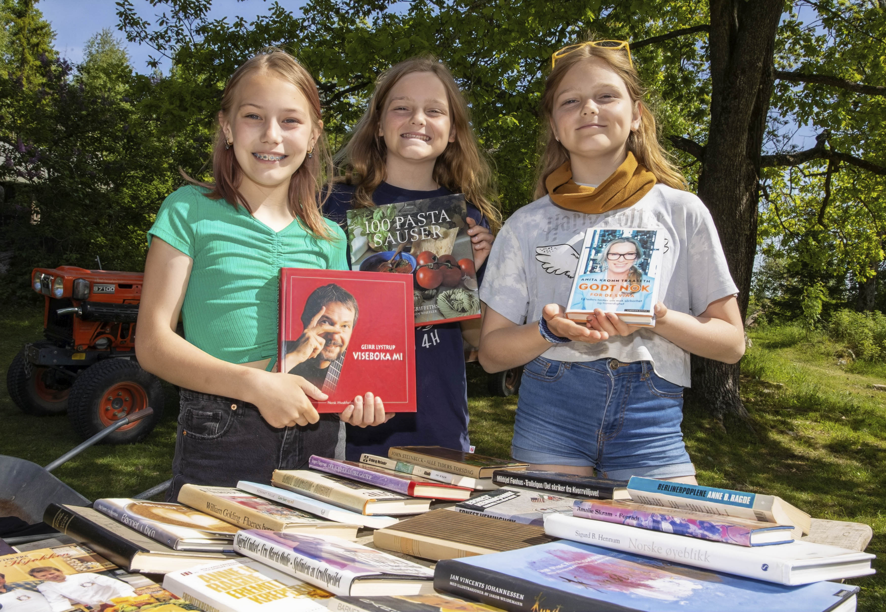 Liila Kristin Vatnehagen og tvillingene Marie og Åsne Nestestog Klokkerengen solgte bøker på Bygdetunet
