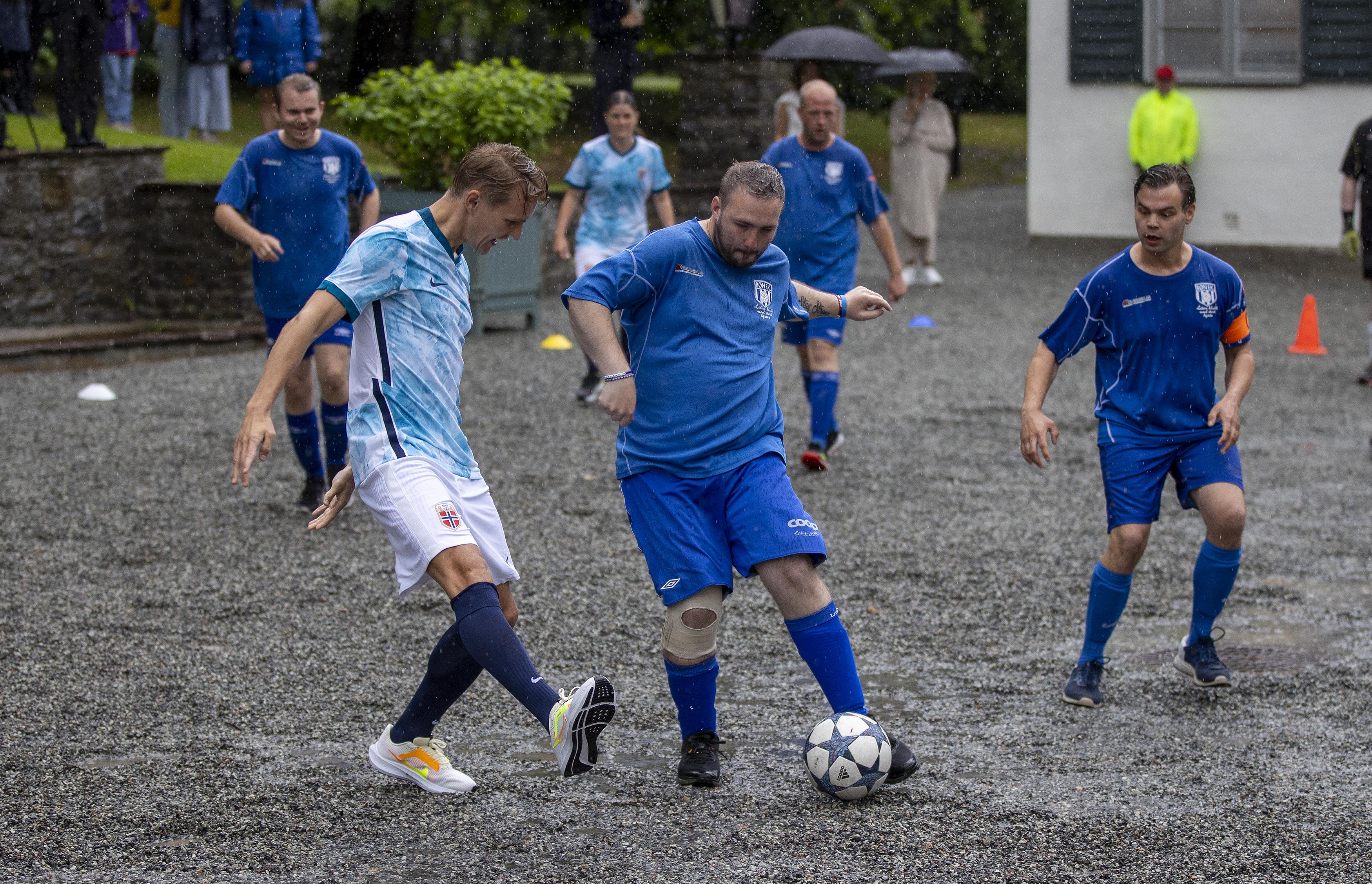 Martin Ødegaard forsøker å stoppe skuddet til Aleksander Edseth