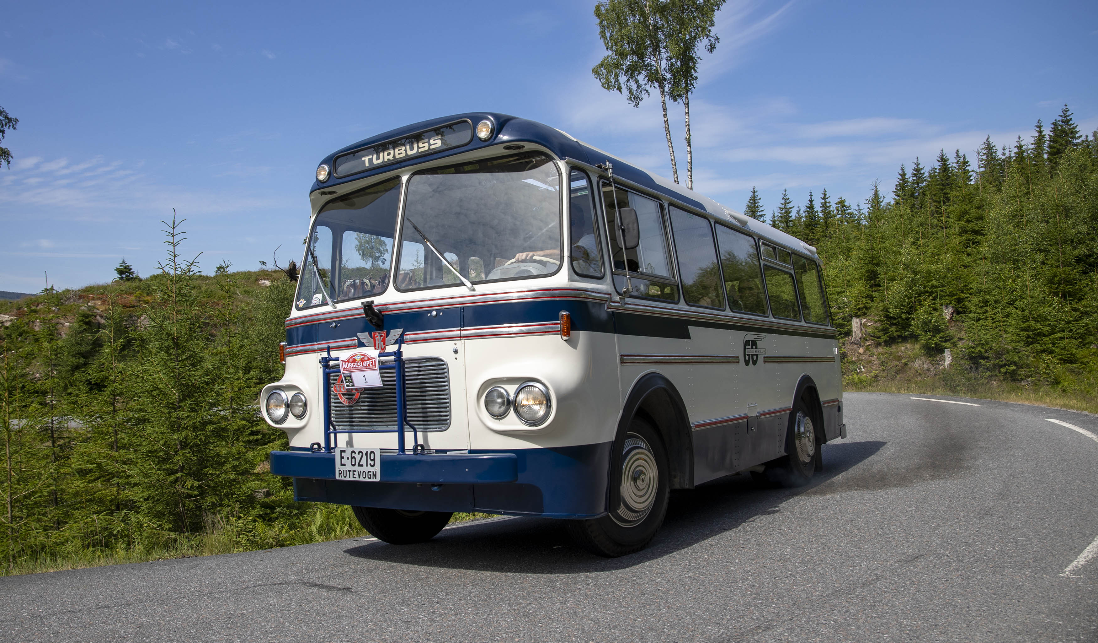 Først startende var Romerike Gammelbil Klubbs egen 1964 Volvo buss Først startende var Romerike Gammelbil Klubbs egen 1964 Volvo buss