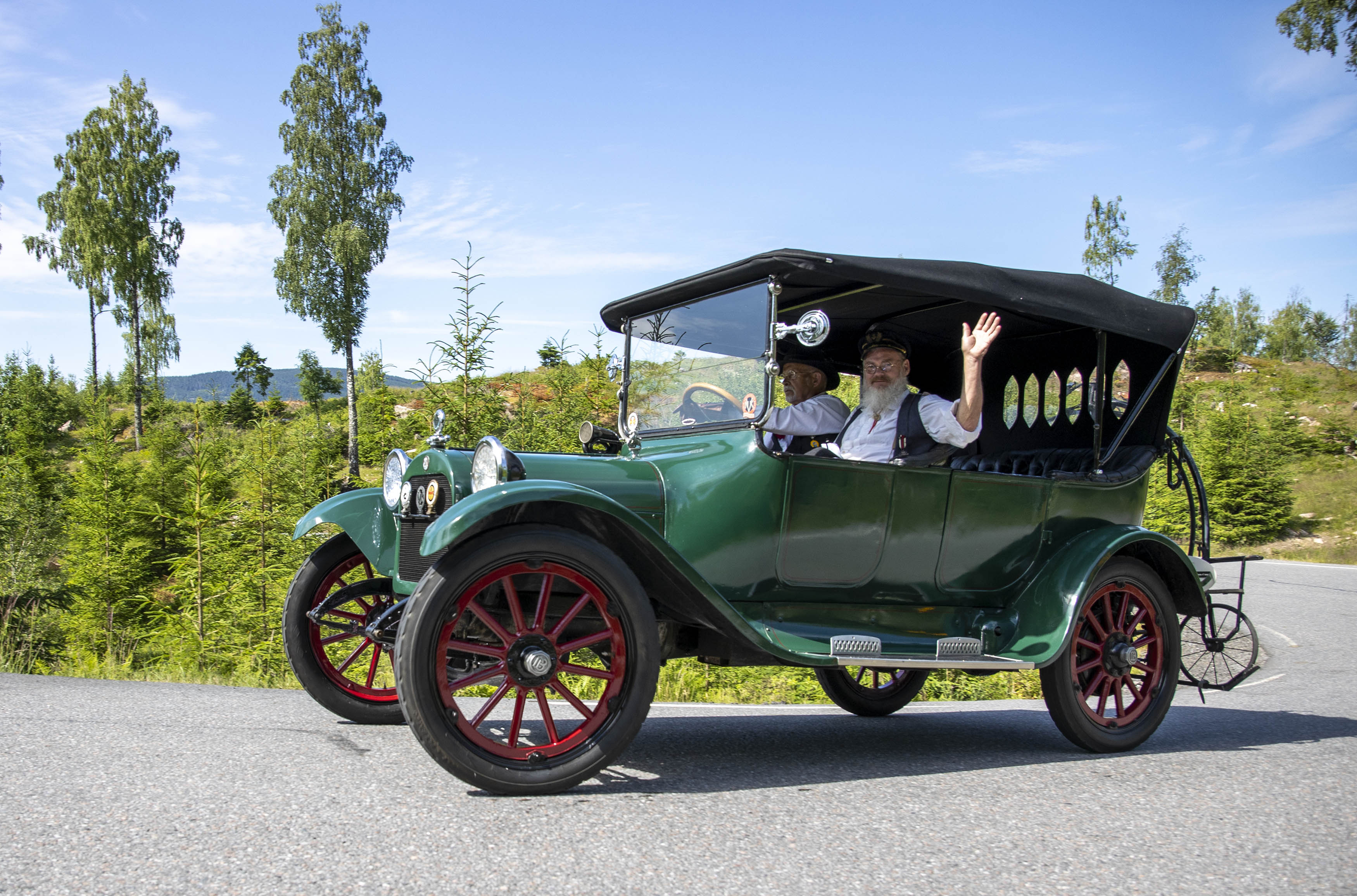 Her ser vi Frode Holm og Jan Paulsen på vei opp Minneåsen. Bakpå bilen, som for øvrig er en 1916 Dodge Brothers Touring, ser vi Jan sin velosiped
