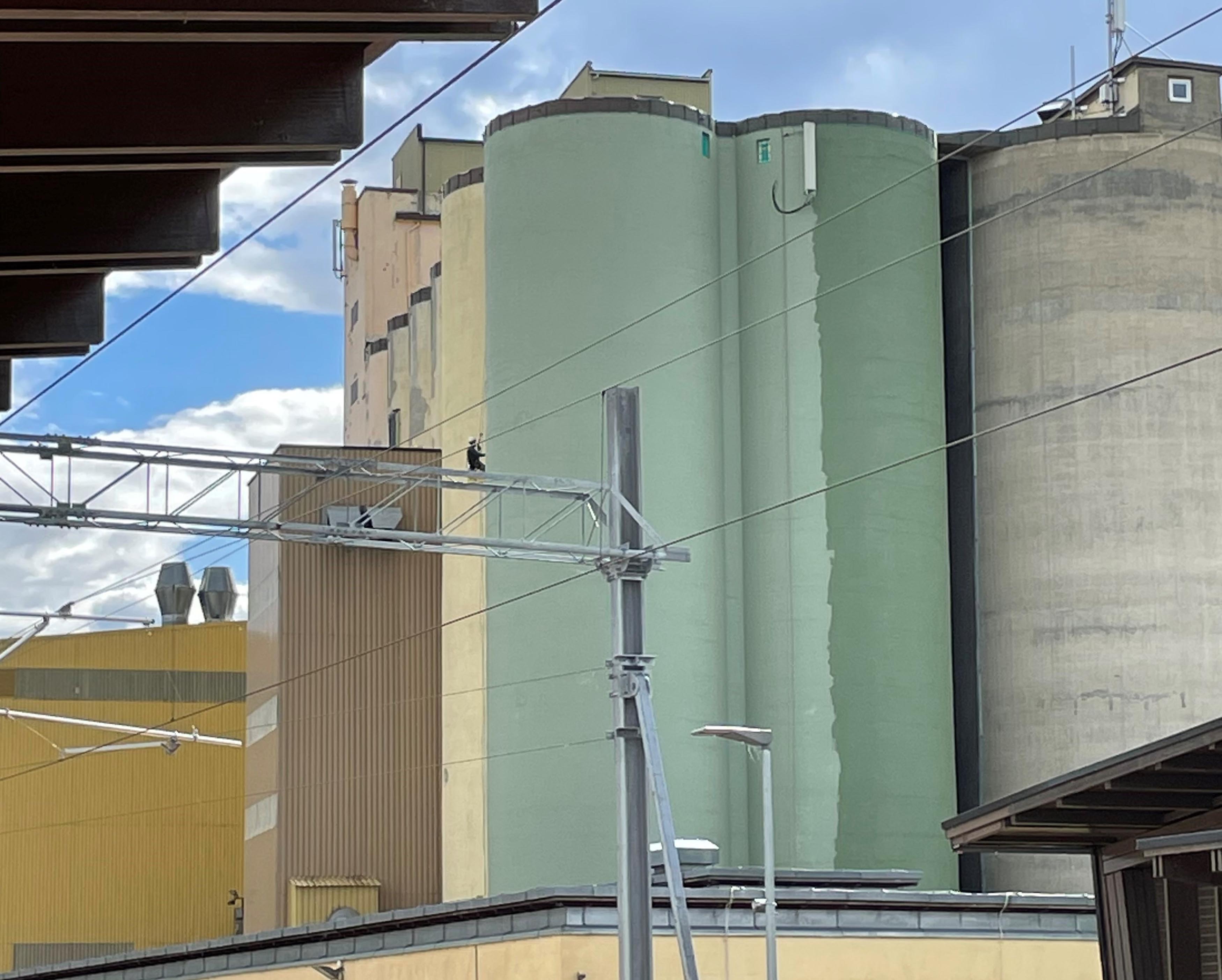 Tove Kjellerød: - Noen ganger skal det så lite til. Så lite som en arbeidsom mann i et heng på en silovegg. Han maler. Han maler siloen grønn. Så skjønt med grønt! Tove Kjellerød: - Noen ganger skal det så lite til. Så lite som en arbeidsom mann i et heng på en silovegg. Han maler. Han maler siloen grønn. Så skjønt med grønt!