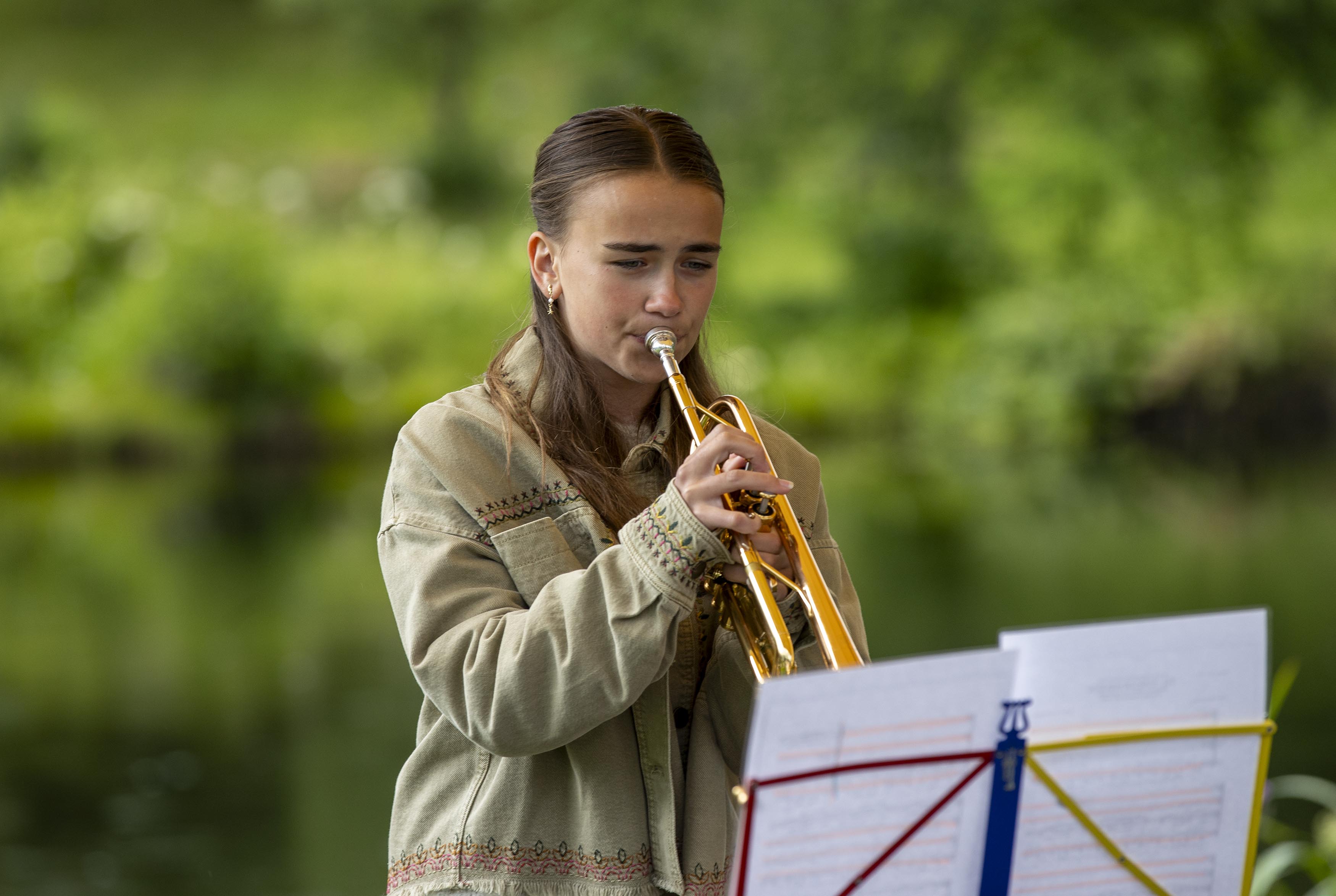 14 år gamle Ida Thing Helseth-Kjæreng spilte trompet under minnemarkeringen 14 år gamle Ida Thing Helseth-Kjæreng spilte trompet under minnemarkeringen