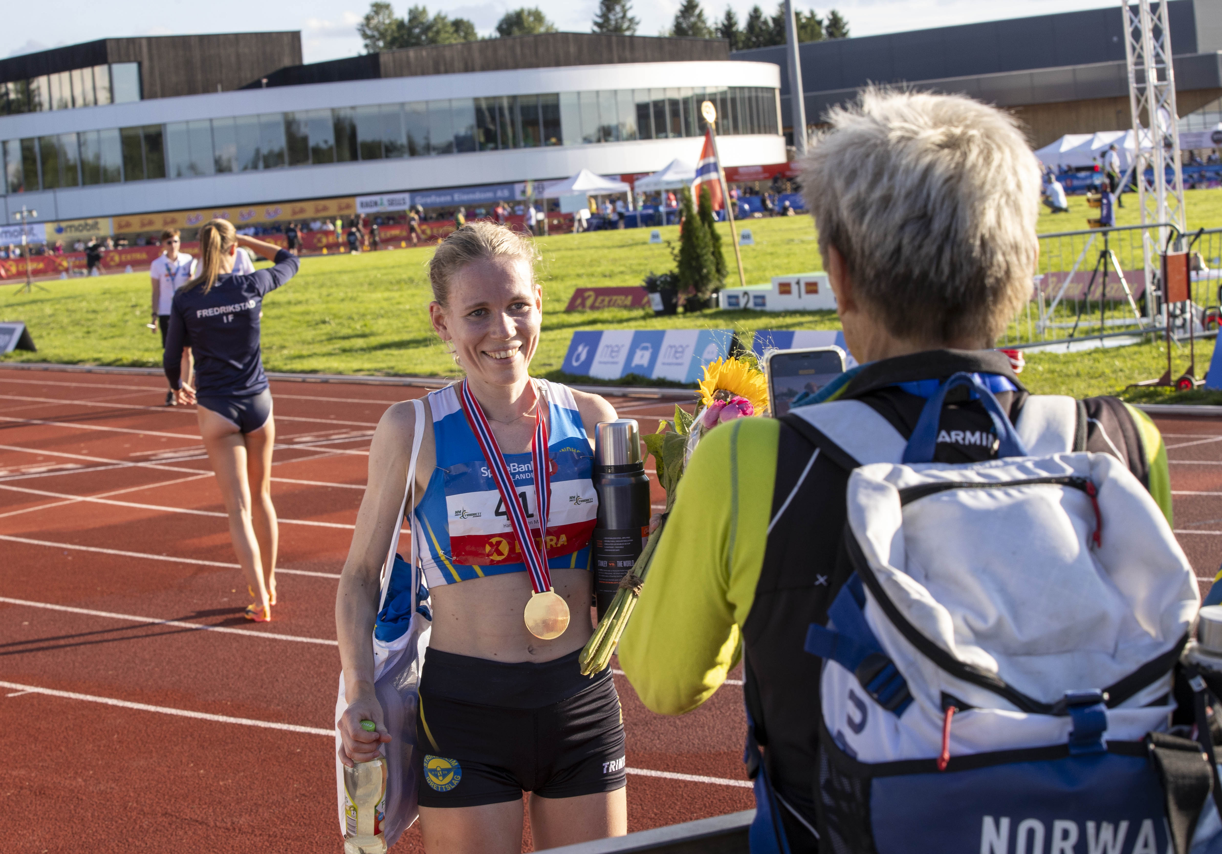 Hanne Mjøen Maridal blir fotografert av sin trener Ingrid Kristiansen