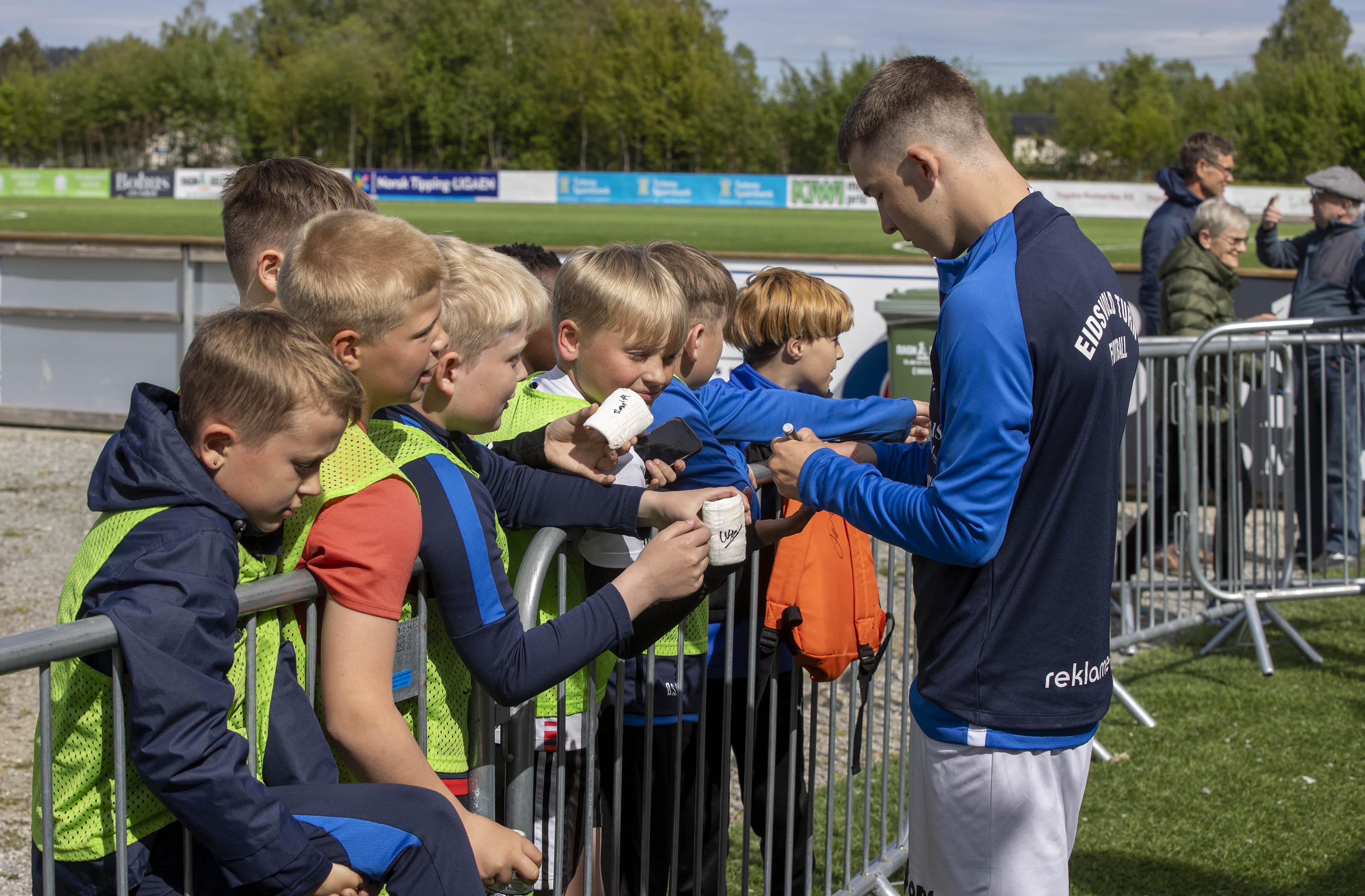 18 år gamle Petter Hokstad var en populær mann etter kampen mot Førde 29. mai 18 år gamle Petter Hokstad var en populær mann etter kampen mot Førde 29. mai
