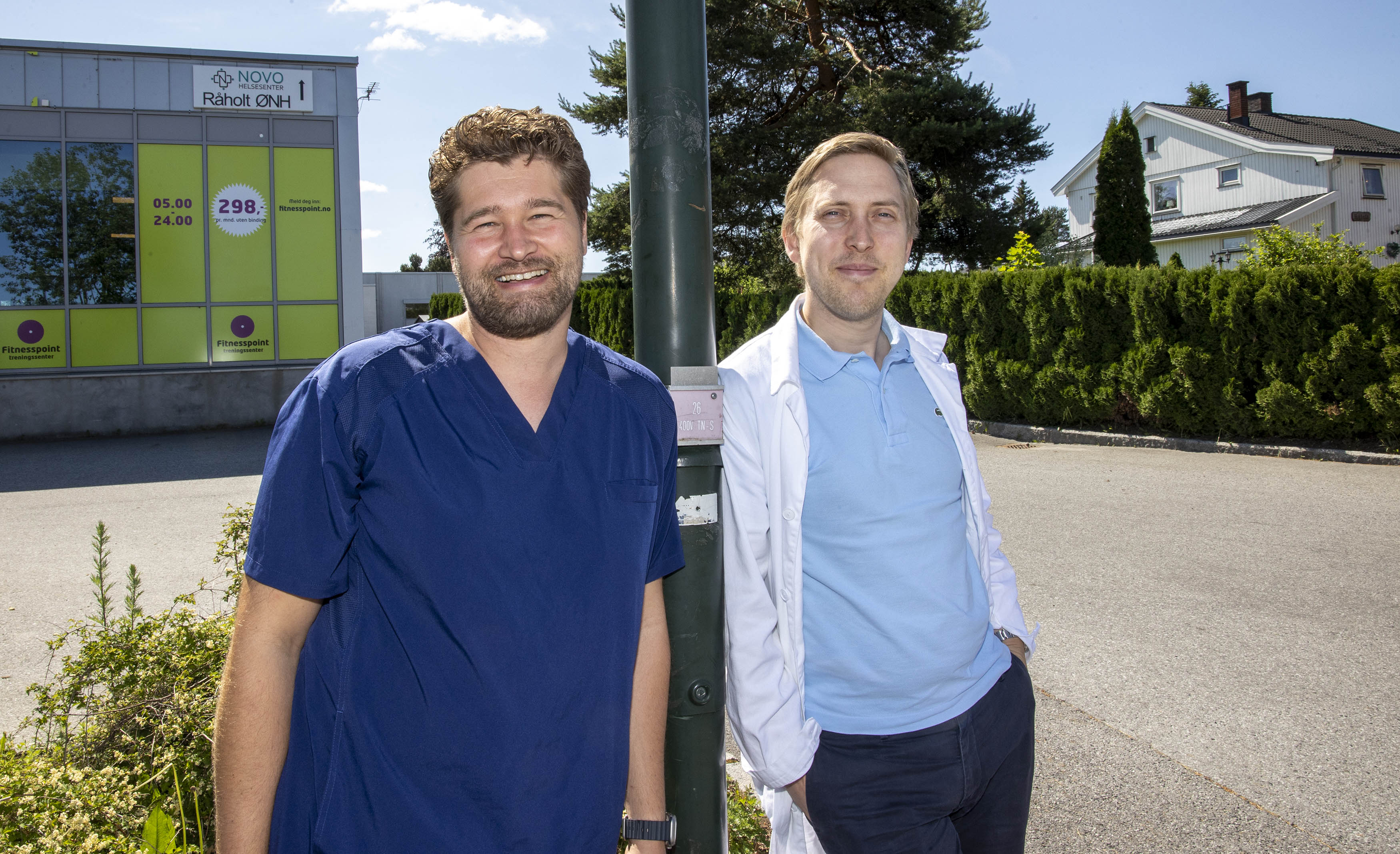 - Bak her her holder vi til - Bak her her holder vi til