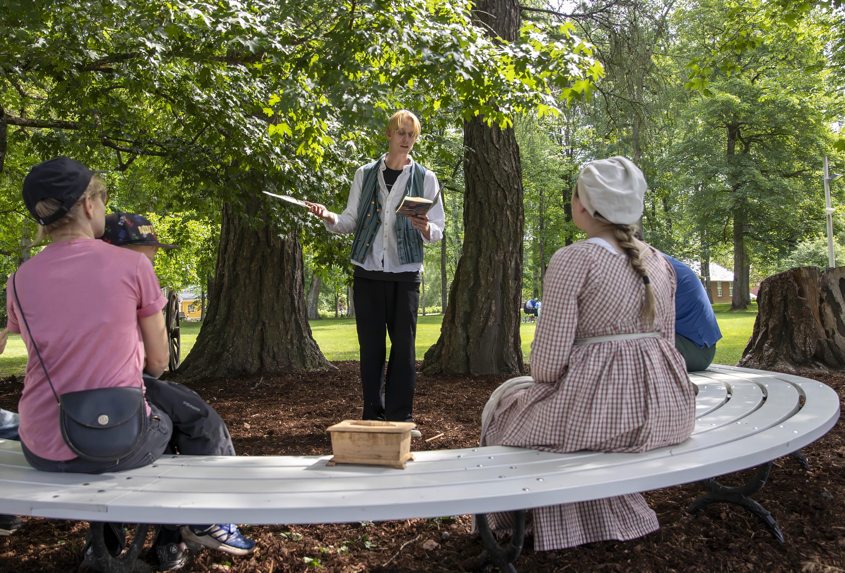 Til og med Henrik Wergeland dukker opp i parken